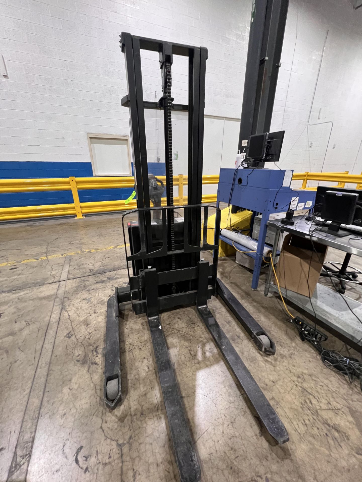 RAYMOND ELECTRIC WALK BEHIND PALLET JACK, MODEL 6210, S/N 621-17-11262, 24 V - Image 3 of 6