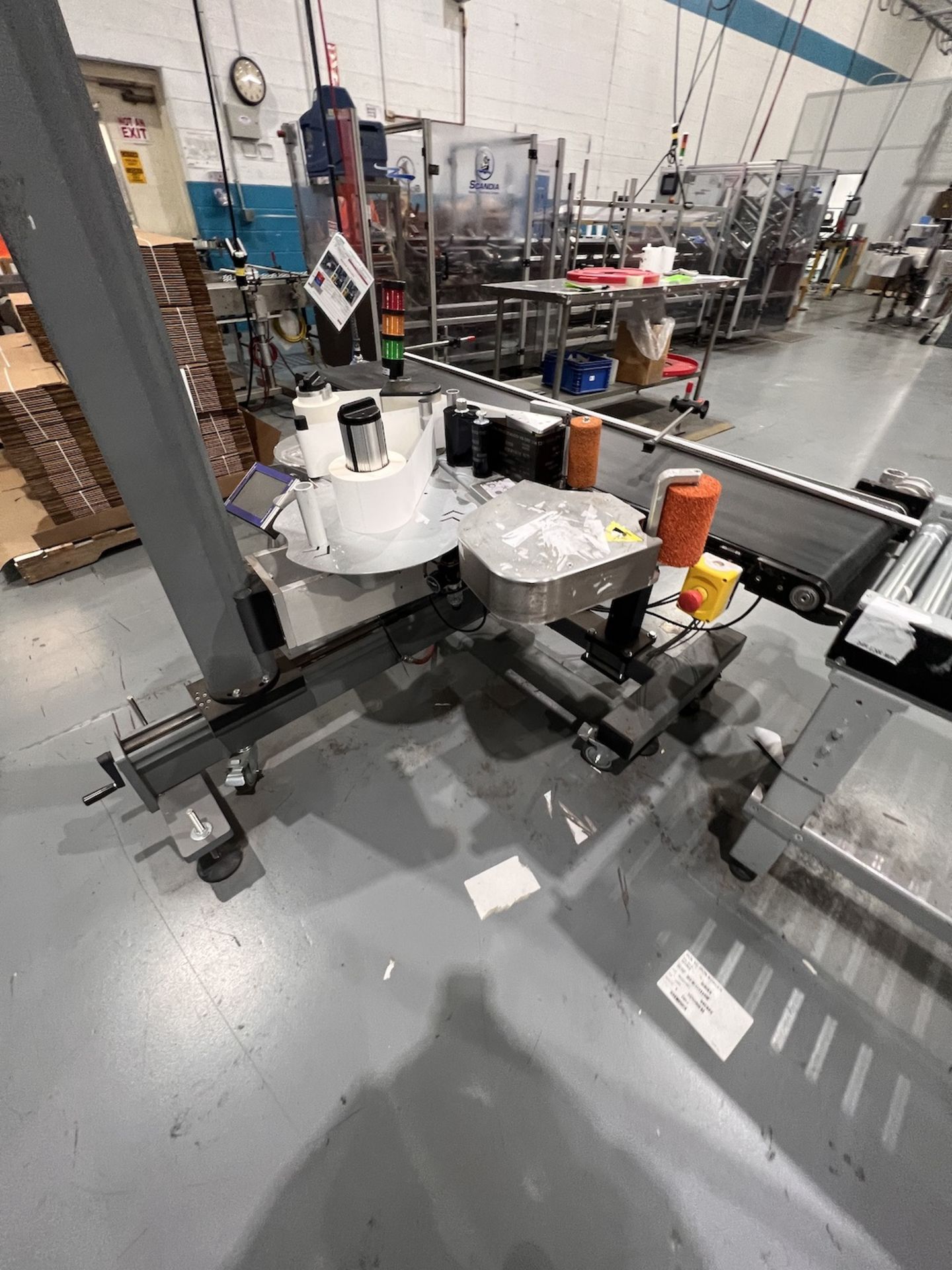 VIDEOJET BOX LABELER, ROLL FED, PRESSURE SENSITIVE, INCLUDES 18 IN. W X 71 IN. L CONVEYOR - Image 5 of 10