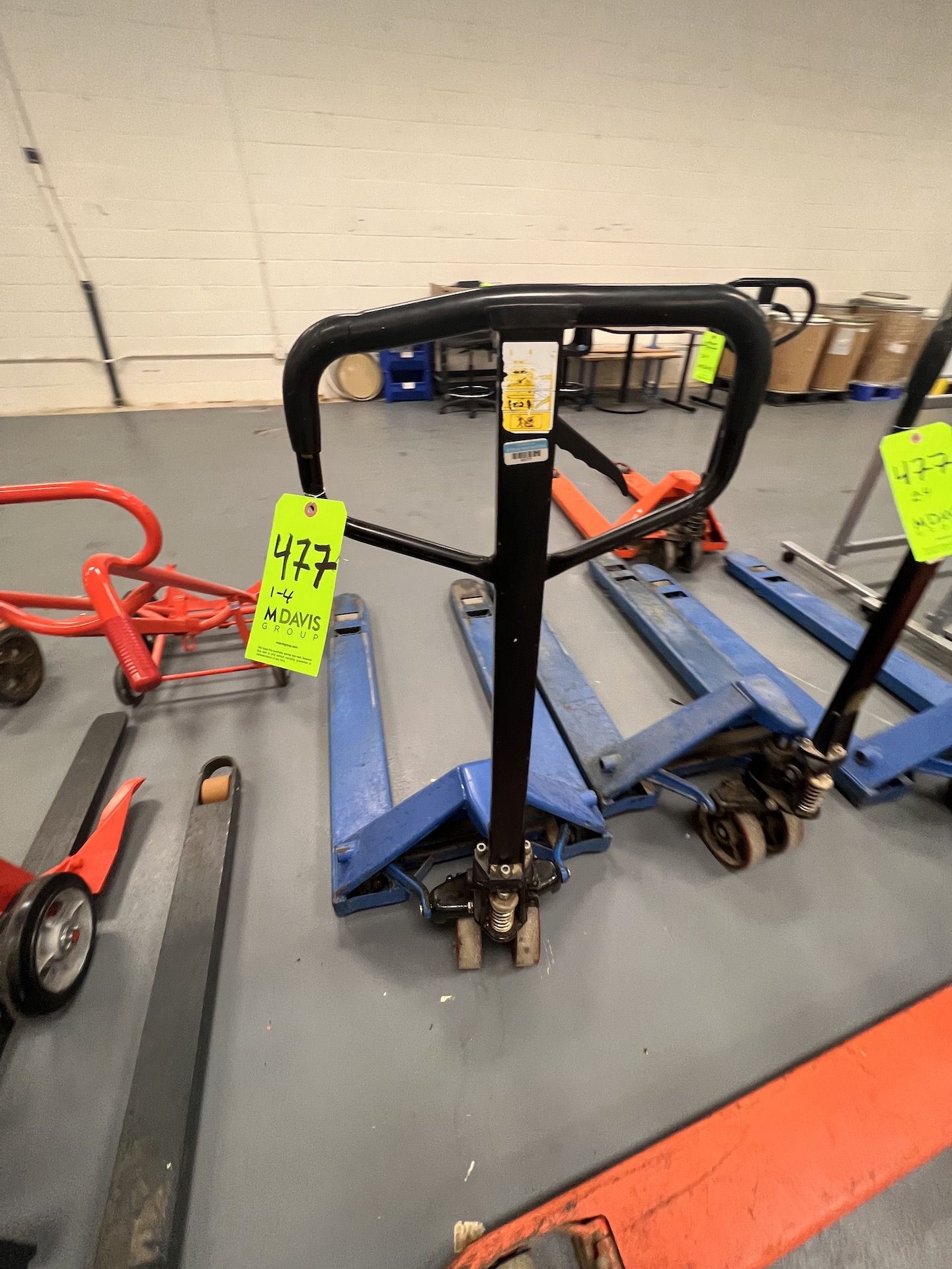 (4) HYDRAULIC PALLET JACKS, (1) NOT WORKING - Image 2 of 5