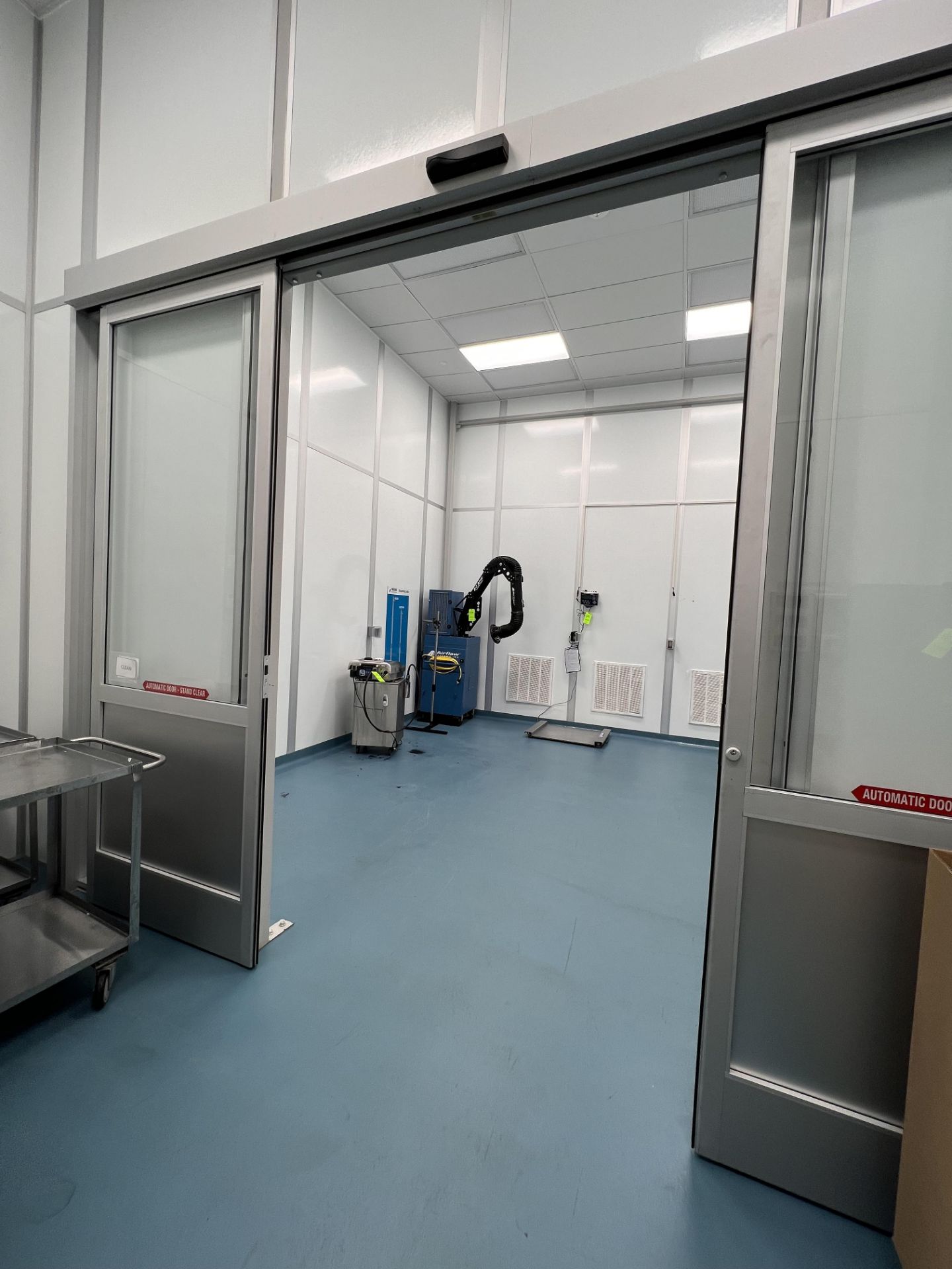 MODULAR CLEAN ROOM, PRE-WEIGH SUITE 6, INCLUDES (2) AUTMATIC SLIDING DOORS, (4) CAMFIL HEPA UNITS, - Image 3 of 12