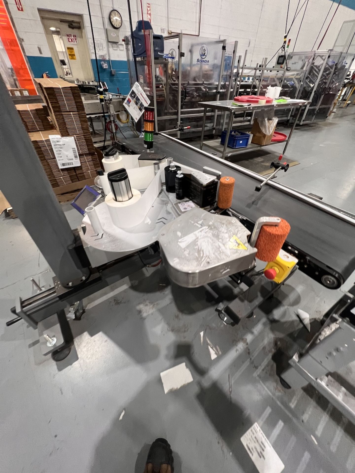 VIDEOJET BOX LABELER, ROLL FED, PRESSURE SENSITIVE, INCLUDES 18 IN. W X 71 IN. L CONVEYOR - Image 6 of 10