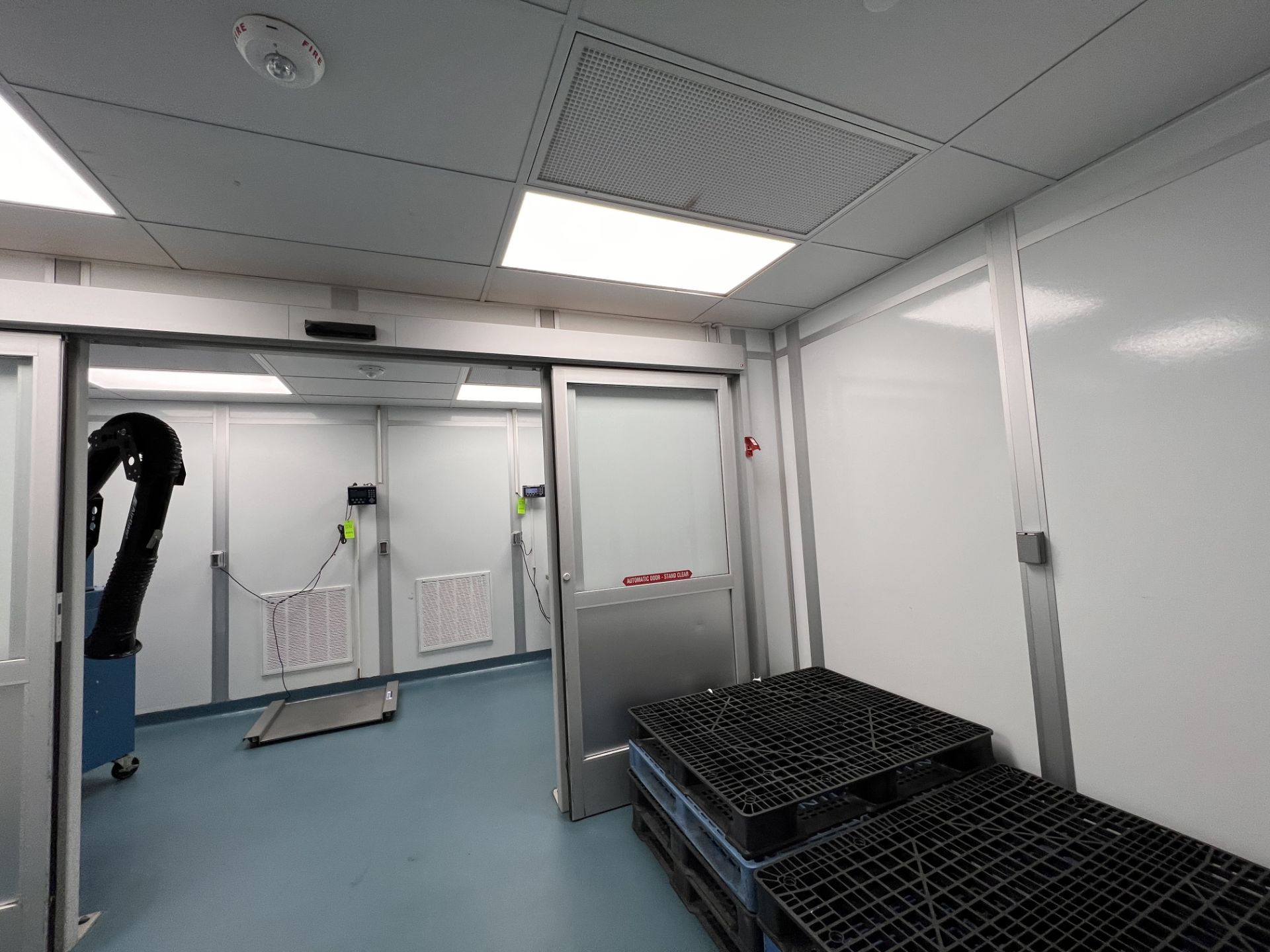 MODULAR CLEAN ROOM, PRE-WEIGH SUITE 4, INCLUDES (2) AUTMATIC SLIDING DOORS, (4) CAMFIL HEPA UNITS, - Image 3 of 5