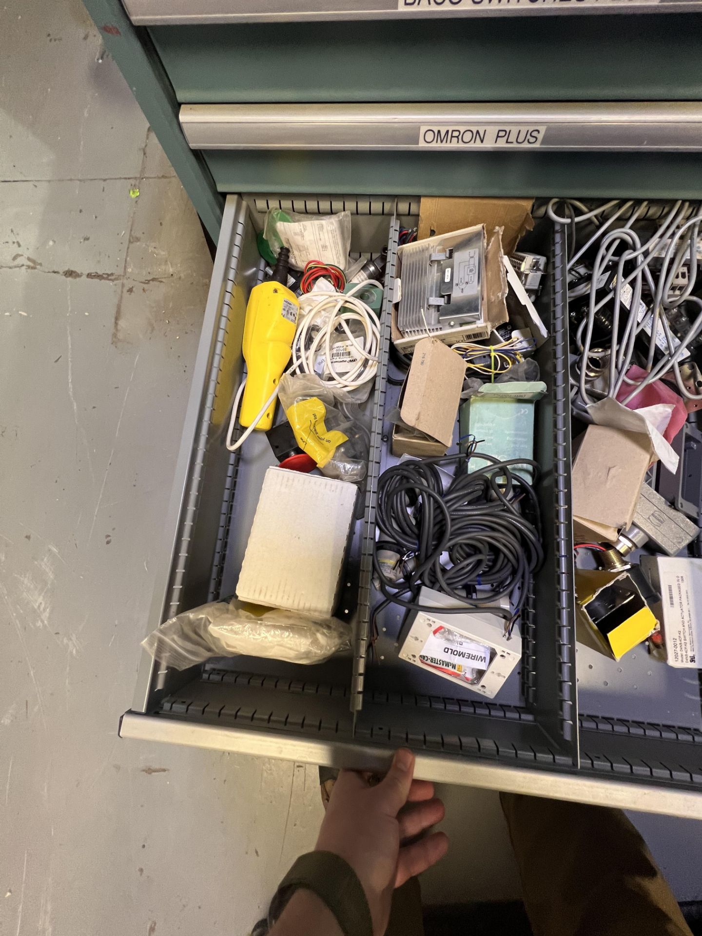 ASSORTED ELECTRICAL SUPPLIES, INCLUDES LISTA SABINET - Image 27 of 51