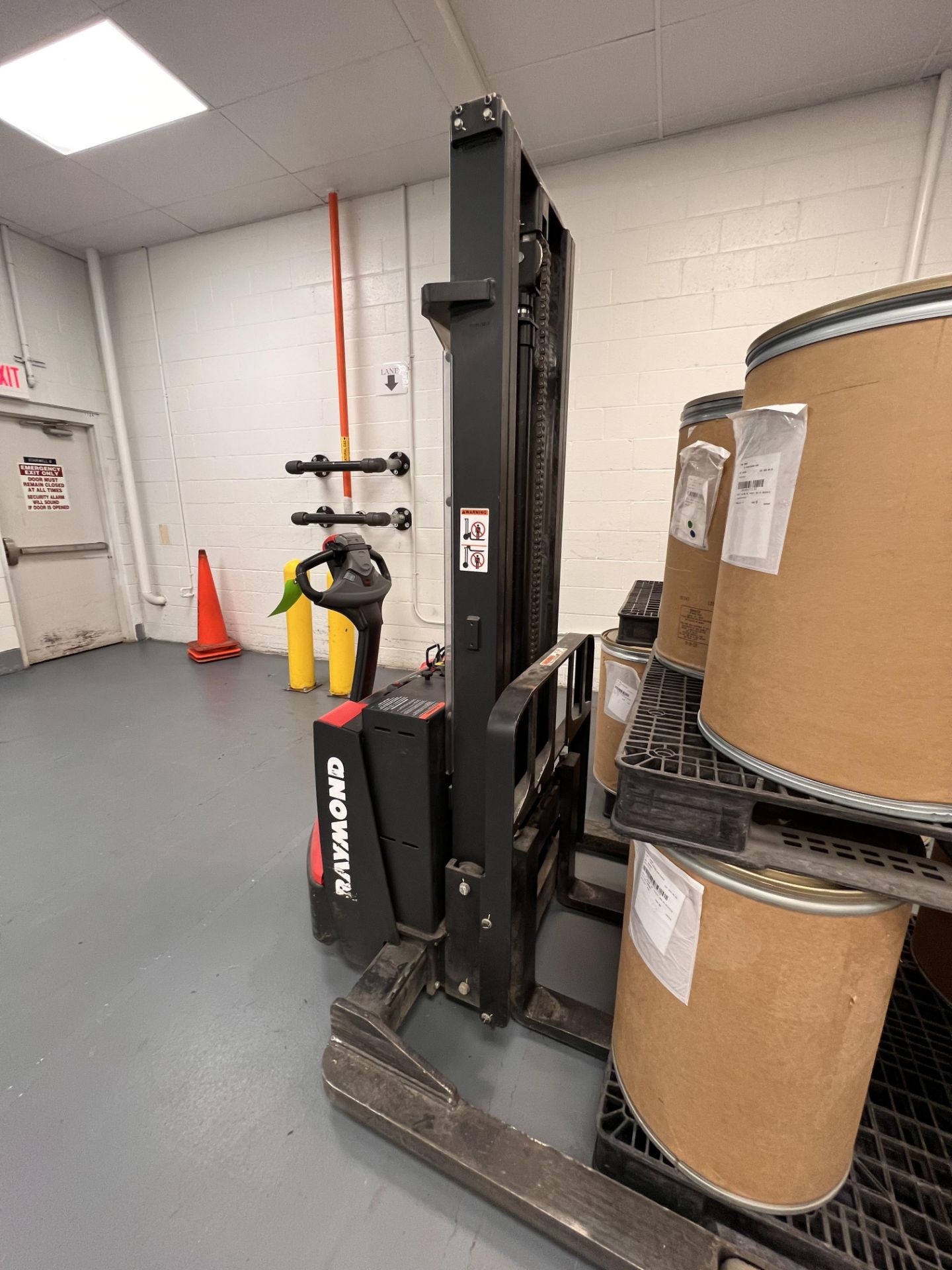 RAYMOND ELECTRIC WALK-BEHIND PALLET JACK, MODEL 6210, S/N 621-18-13633(SOLD SUBJECT TO CONFIRMATIO - Image 4 of 10