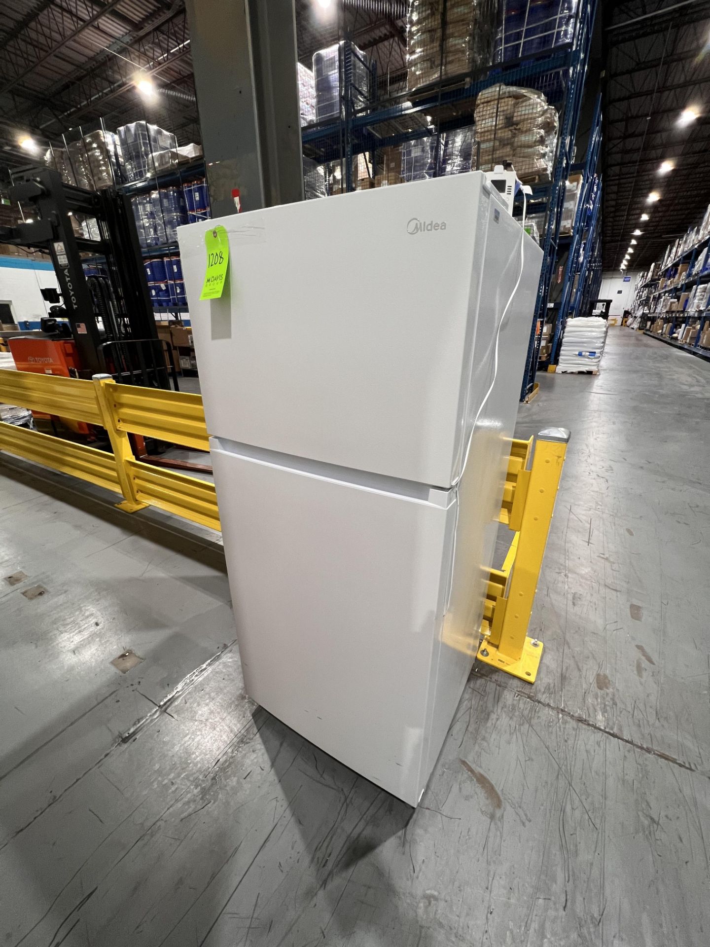 Midea Refrigerator with Freezer, Model MRT18S2AWW, 18 Cubic Ft Capacity