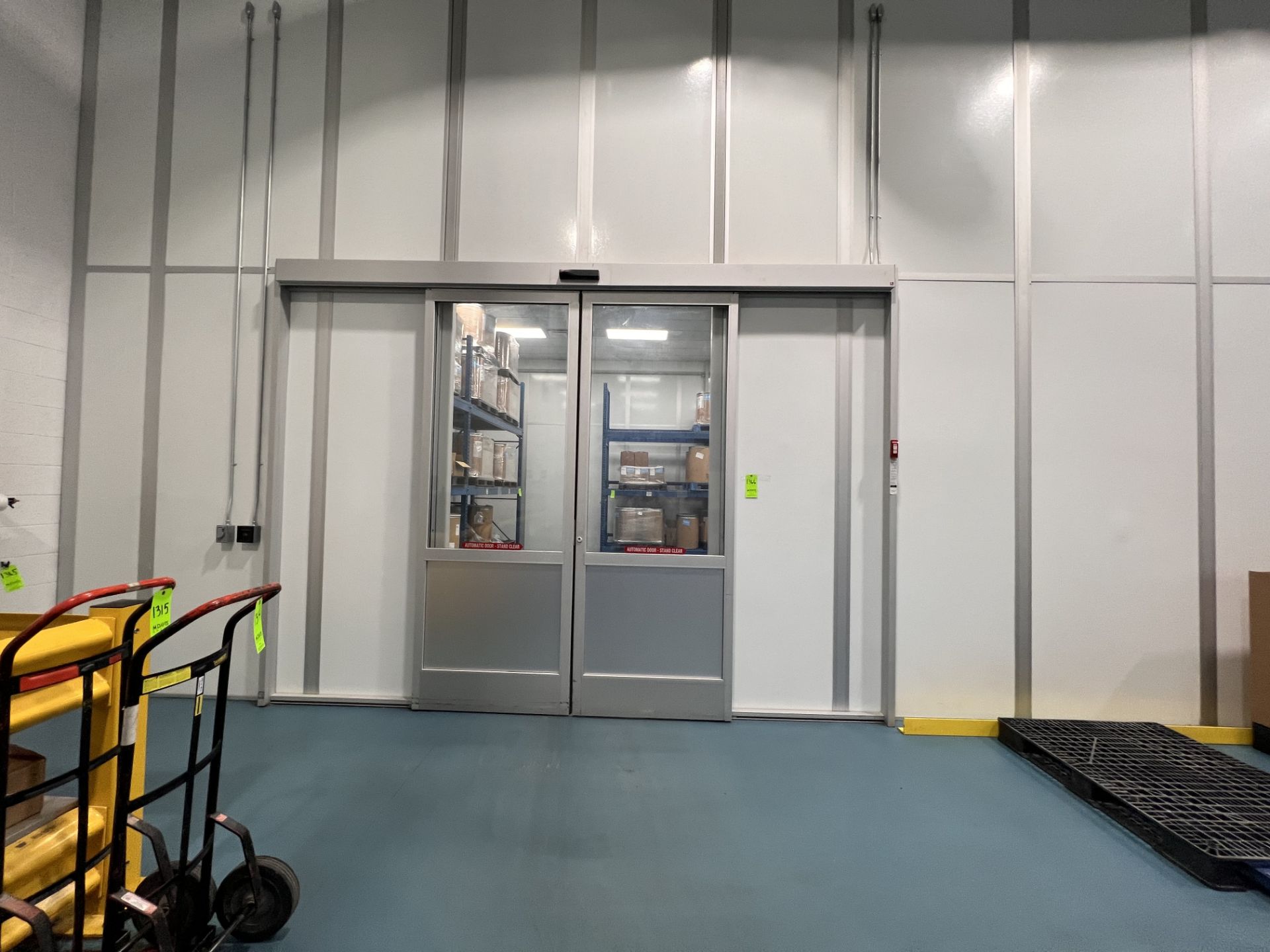 MODULAR CLEAN ROOM, INCLUDES AUTOMATIC DOORS, APPROX. INTERIOR DIMENSIONS: 53FT8IN L X 28FT1IN W X - Image 2 of 14