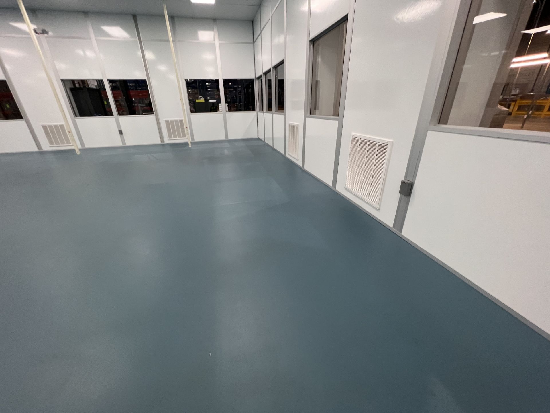 MODULAR CLEAN ROOM, APPROX. 60 FT X 60 FT X 11 FT 10 IN, INCLUDES HEPA FILTRATION UNITS - Image 26 of 34
