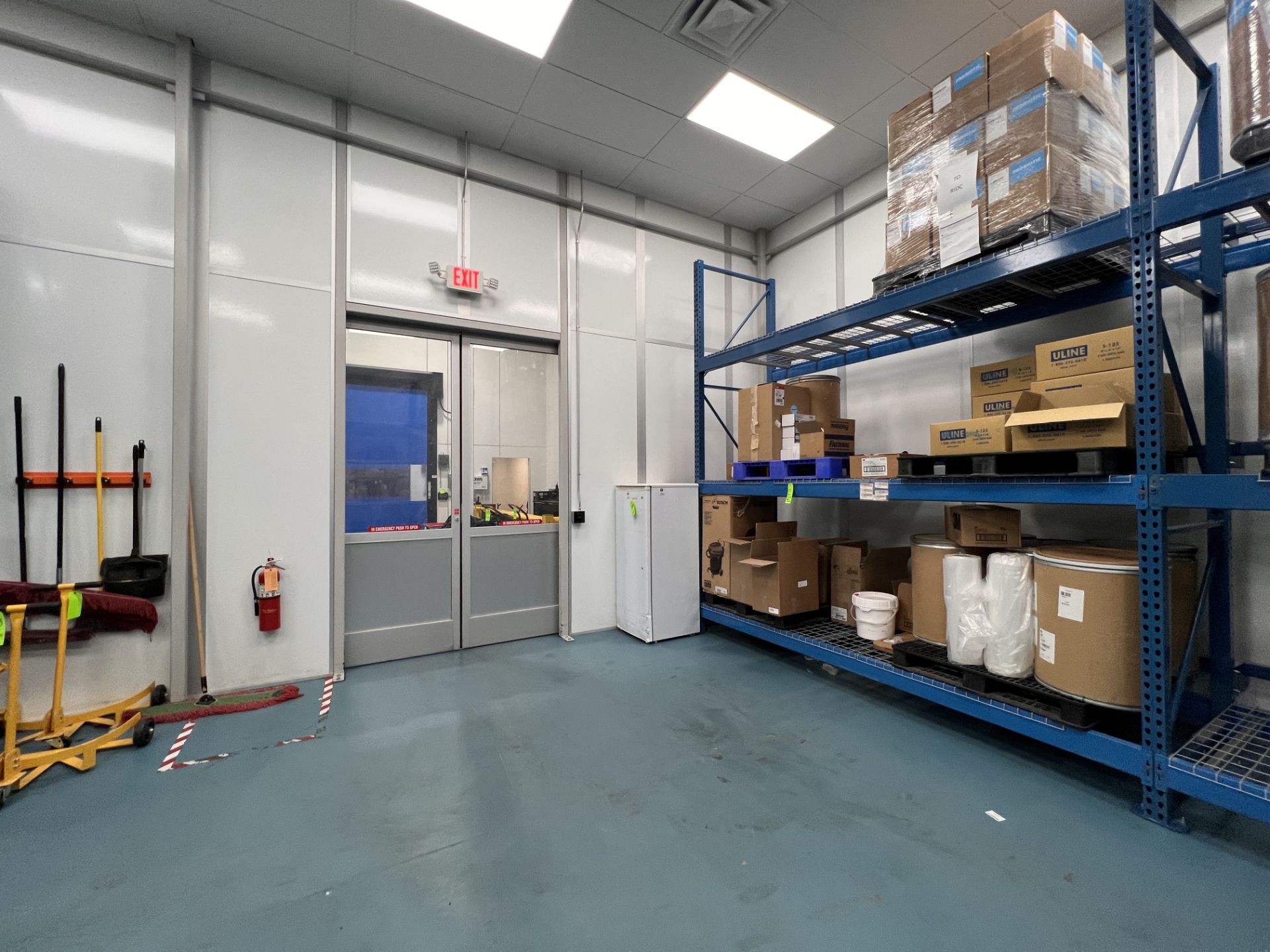 MODULAR CLEAN ROOM, INCLUDES AUTOMATIC DOORS, APPROX. INTERIOR DIMENSIONS: 53FT8IN L X 28FT1IN W X - Image 13 of 14