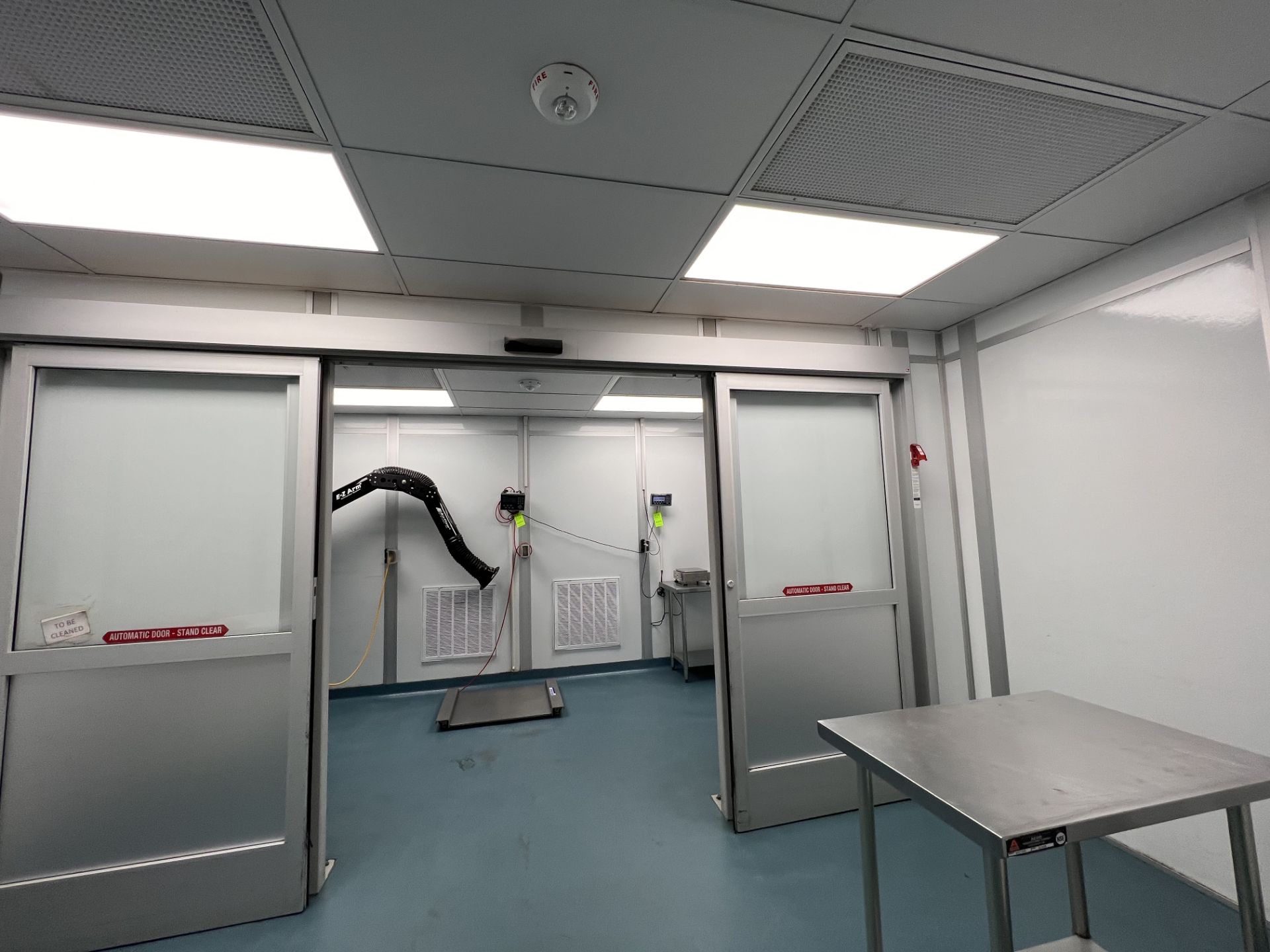 MODULAR CLEAN ROOM, PRE-WEIGH SUITE 3, INCLUDES (2) AUTMATIC SLIDING DOORS, (4) CAMFIL HEPA UNITS, - Image 4 of 6