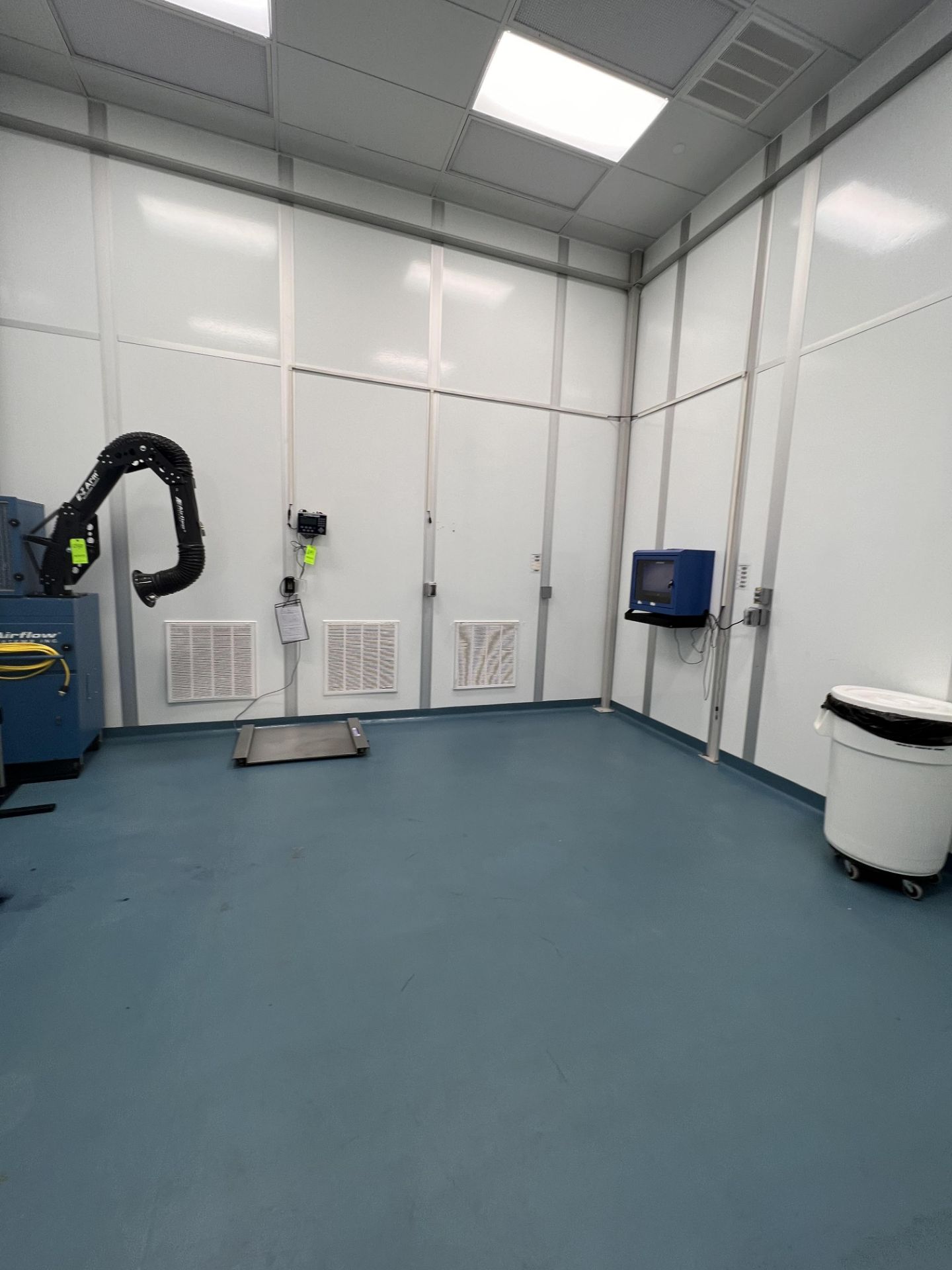 MODULAR CLEAN ROOM, PRE-WEIGH SUITE 6, INCLUDES (2) AUTMATIC SLIDING DOORS, (4) CAMFIL HEPA UNITS, - Image 11 of 12