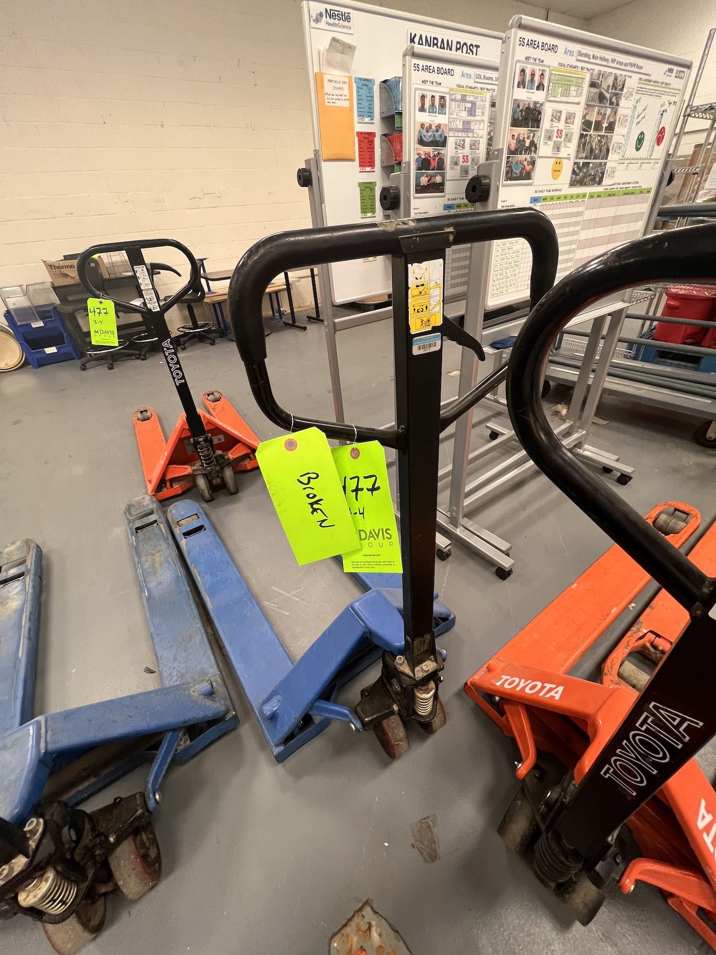 (4) HYDRAULIC PALLET JACKS, (1) NOT WORKING - Image 5 of 5