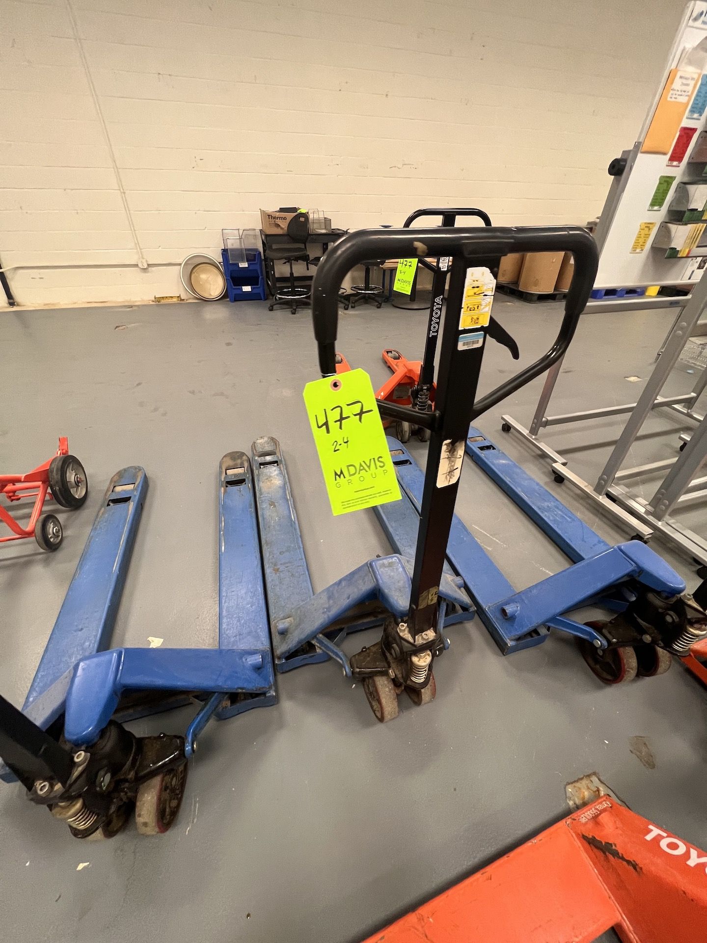 (4) HYDRAULIC PALLET JACKS, (1) NOT WORKING - Image 3 of 5