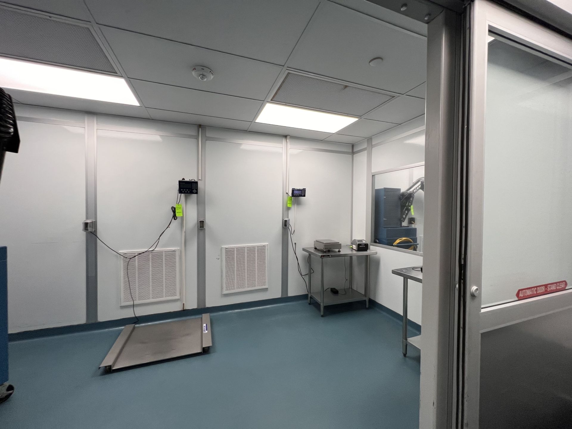 MODULAR CLEAN ROOM, PRE-WEIGH SUITE 4, INCLUDES (2) AUTMATIC SLIDING DOORS, (4) CAMFIL HEPA UNITS, - Image 5 of 5