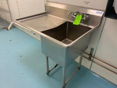 BK RESOURCES SINGLE BOWL S/S SINK, MOUNTED ON S/S LEGS