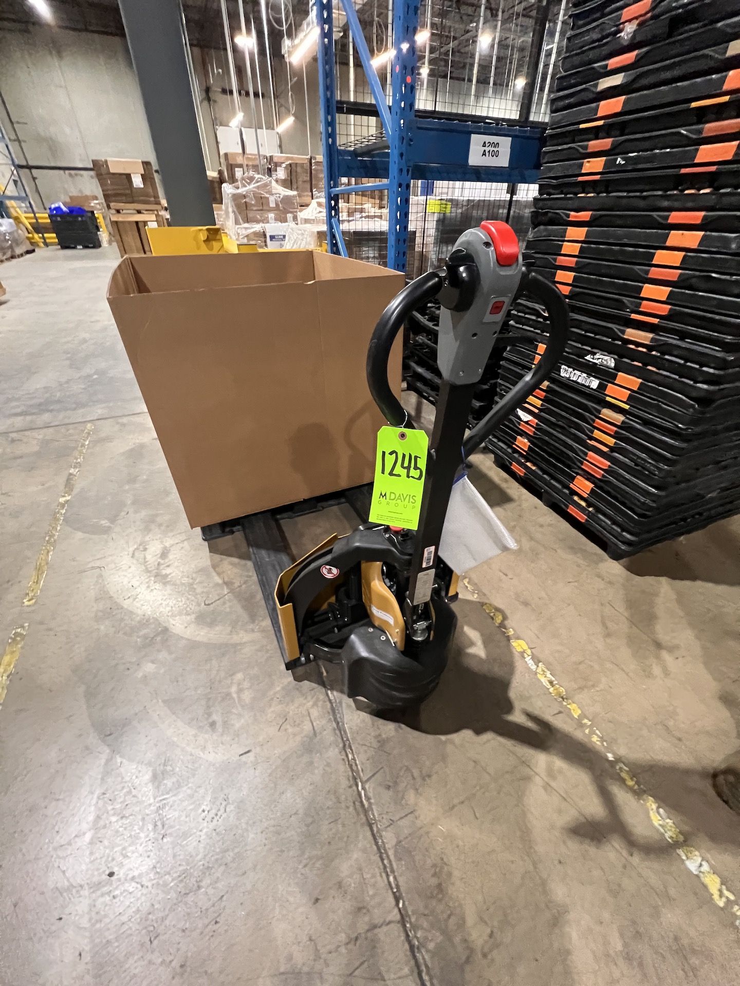 BIG JOE ELECTRIC PALLET JACK, MODEL LPT26, S/N 7291601611, 2,600 LB CAPACITY, 24 V - Image 2 of 8