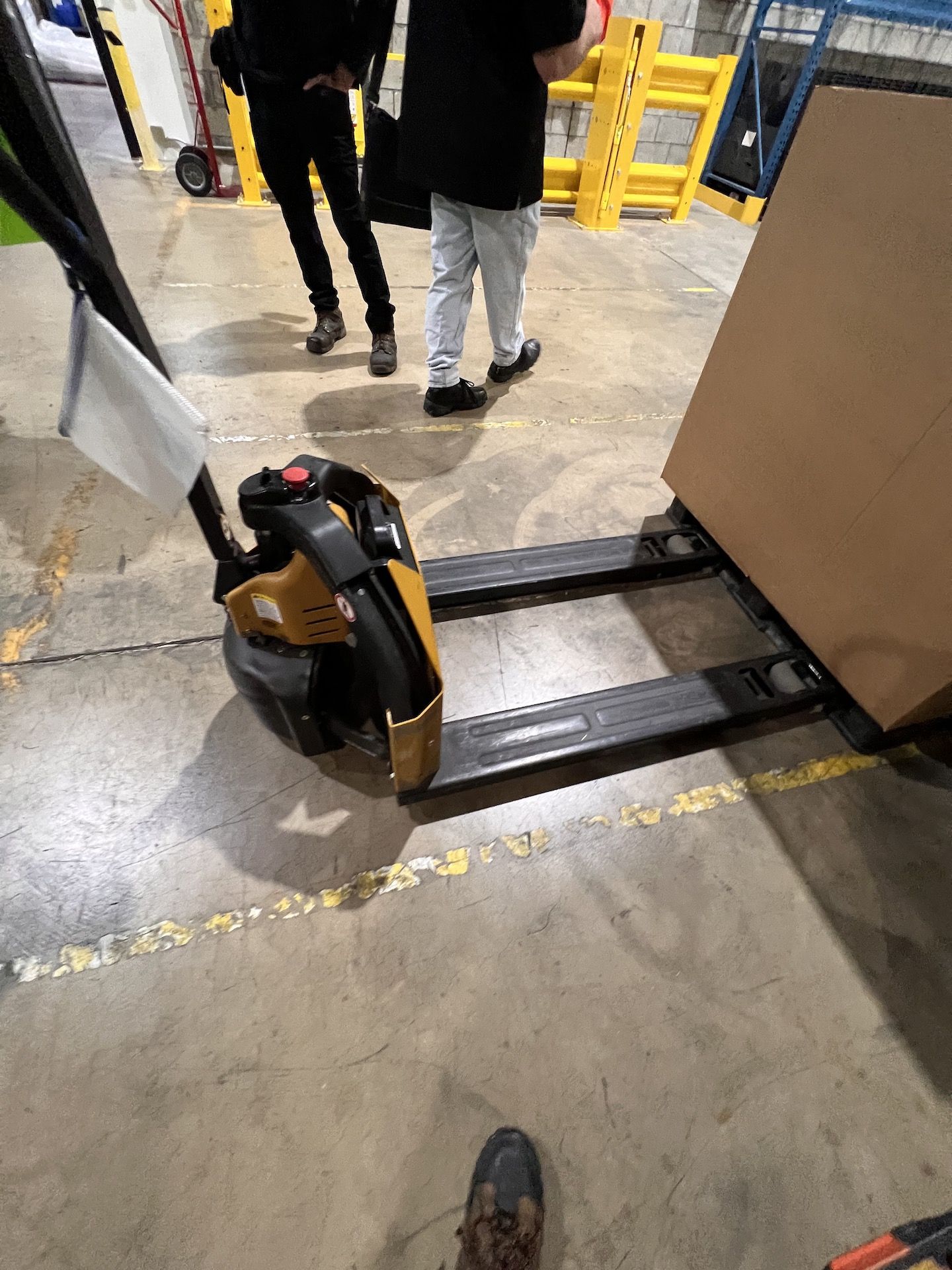 BIG JOE ELECTRIC PALLET JACK, MODEL LPT26, S/N 7291601611, 2,600 LB CAPACITY, 24 V - Image 6 of 8