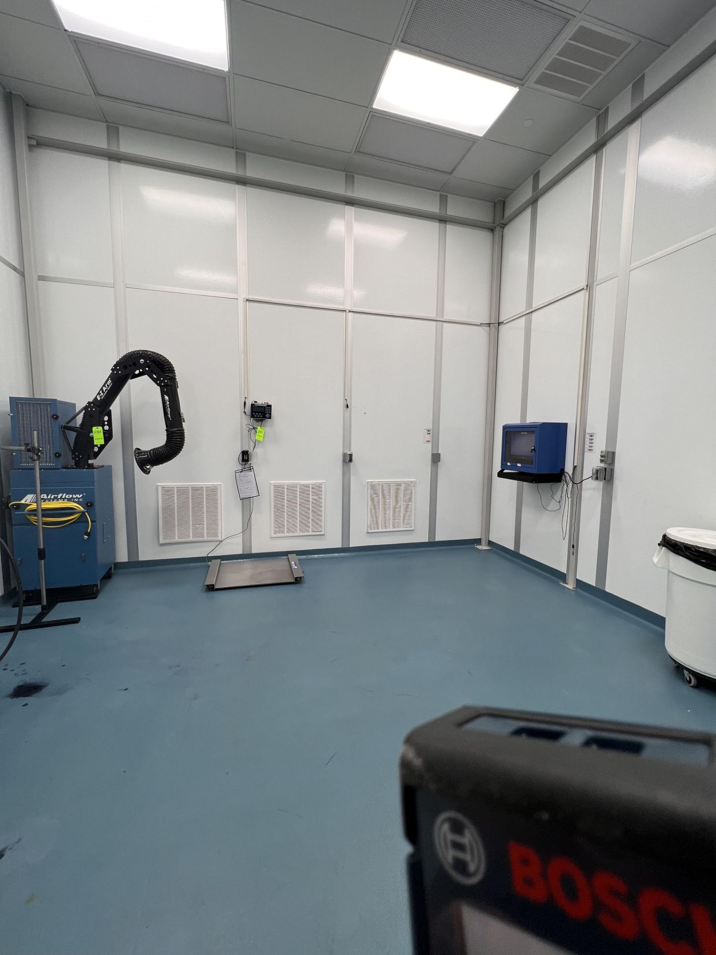 MODULAR CLEAN ROOM, PRE-WEIGH SUITE 6, INCLUDES (2) AUTMATIC SLIDING DOORS, (4) CAMFIL HEPA UNITS, - Image 10 of 12