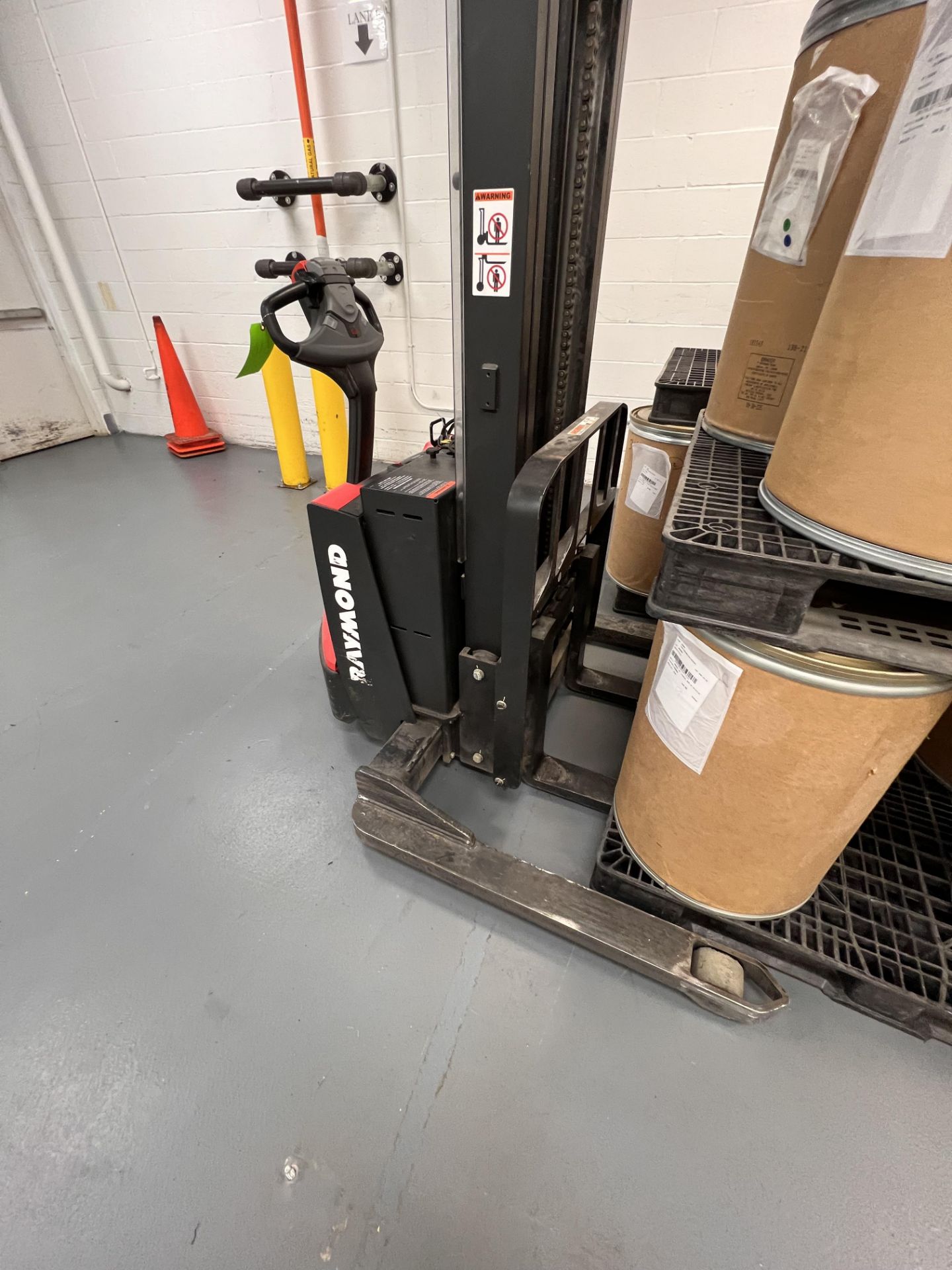 RAYMOND ELECTRIC WALK-BEHIND PALLET JACK, MODEL 6210, S/N 621-18-13633(SOLD SUBJECT TO CONFIRMATIO - Image 2 of 10