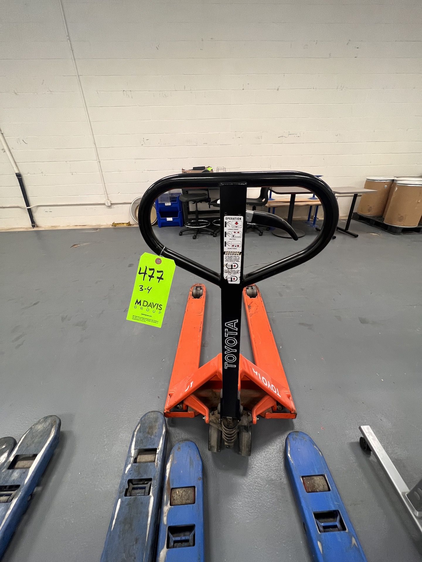 (4) HYDRAULIC PALLET JACKS, (1) NOT WORKING - Image 4 of 5