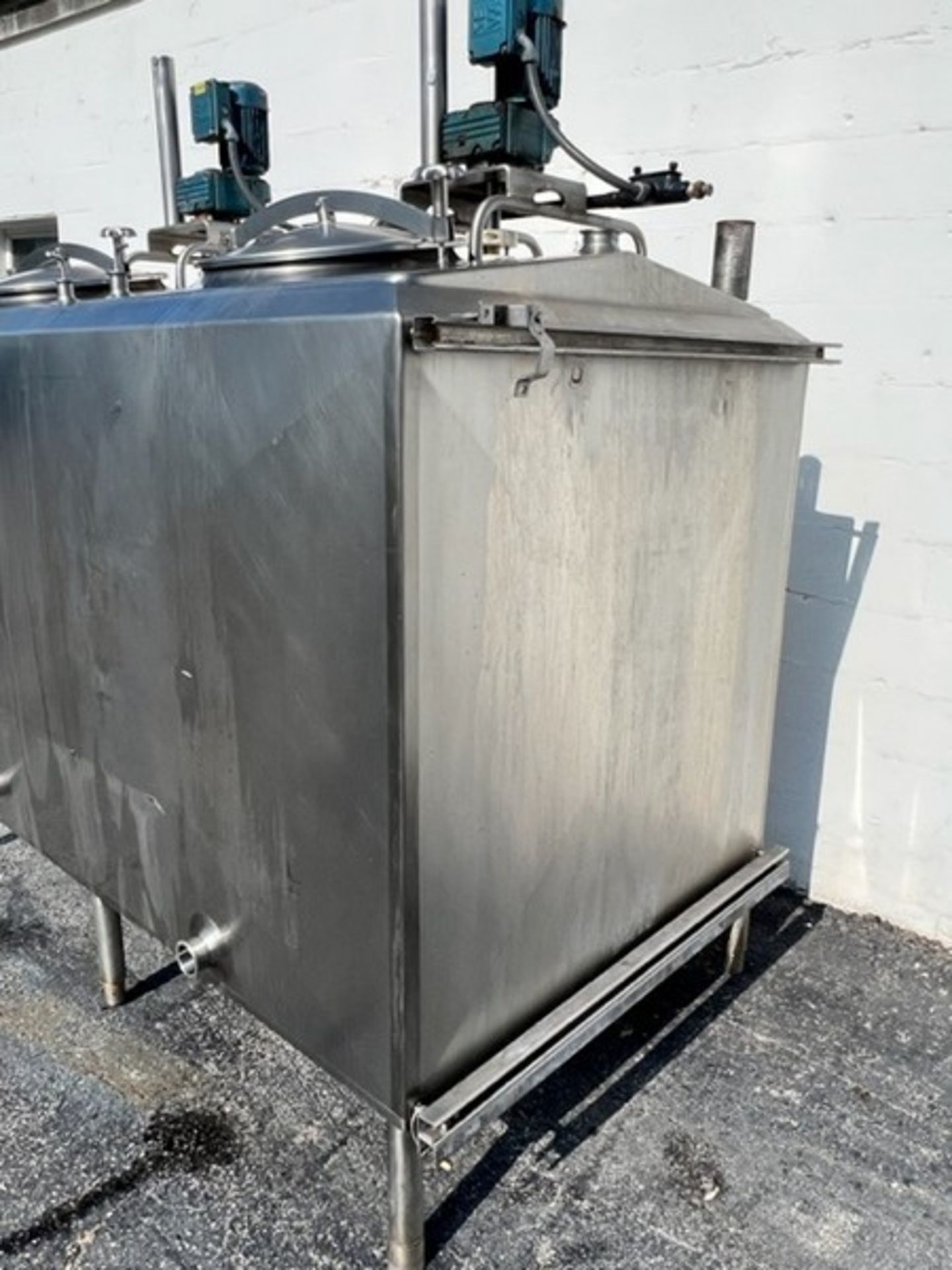 Feldmeier 350 Gal. x 2 Flavor Tank, S/N E-690-02, Jacketed with 2.5 inch Outlets, Agitation in - Bild 5 aus 7