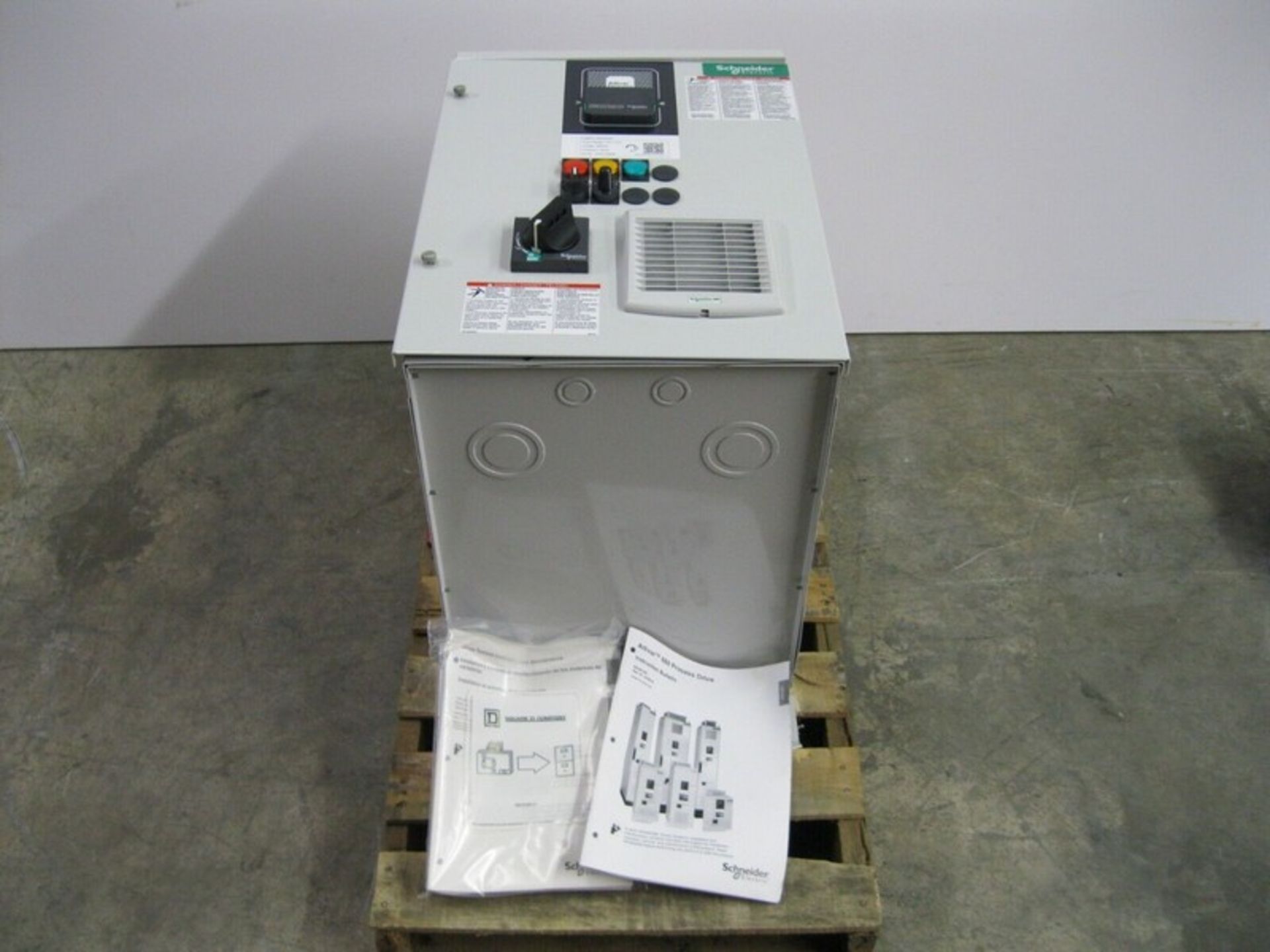 Schneider ATV660U07T4N2GNWABJ Altivar Process Enclosed Drive 1 HP NEW (NOTE: Packing and - Image 5 of 7