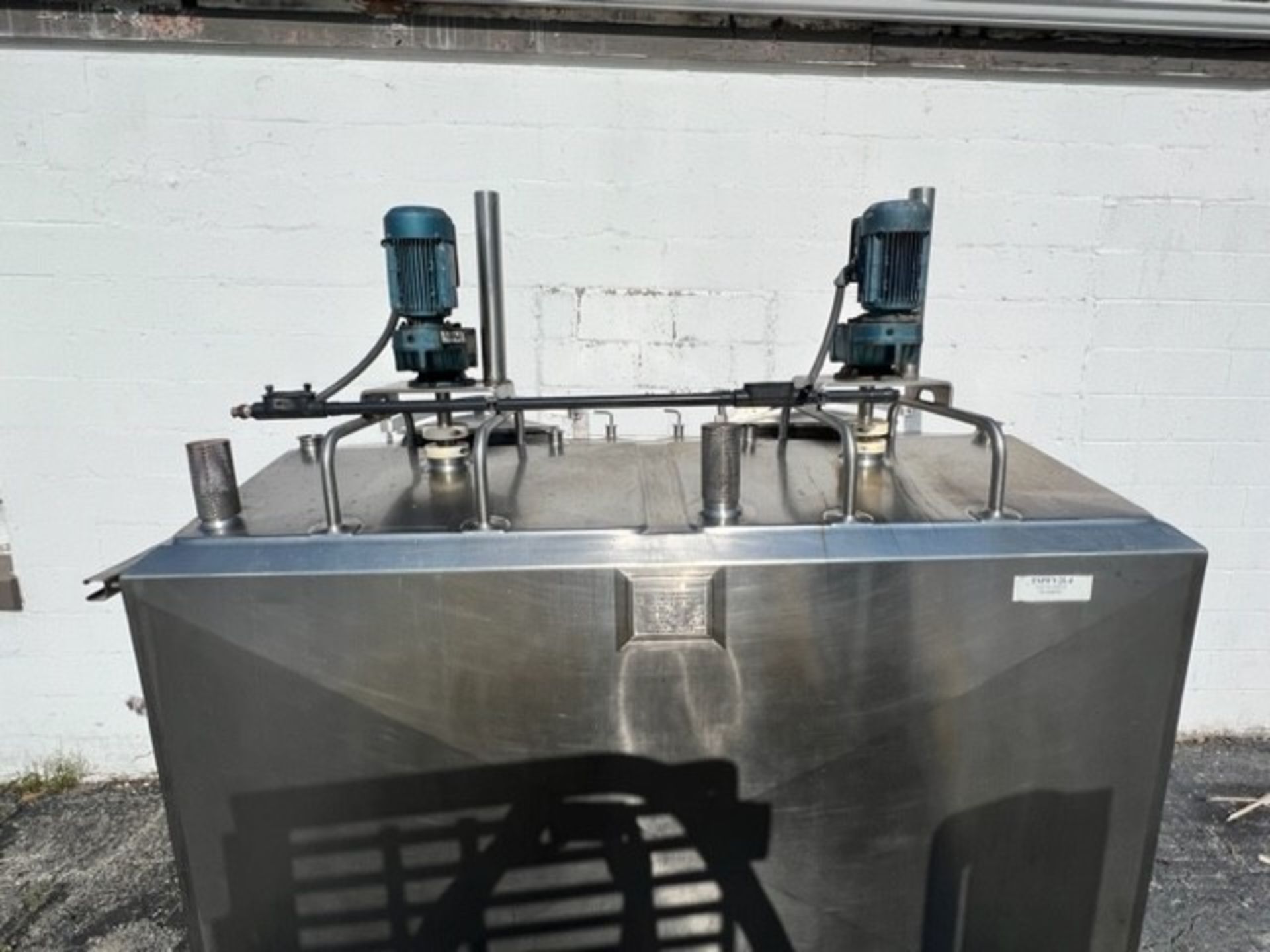 Feldmeier 350 Gal. x 2 Flavor Tank, S/N E-690-02, Jacketed with 2.5 inch Outlets, Agitation in - Bild 3 aus 7