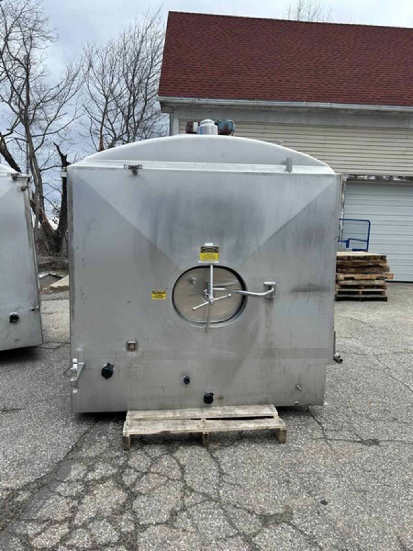 2500 gallon capacity insulated rectangular stainless steel blend tank. 1.5 HP 49 RPM vertical - Image 2 of 6