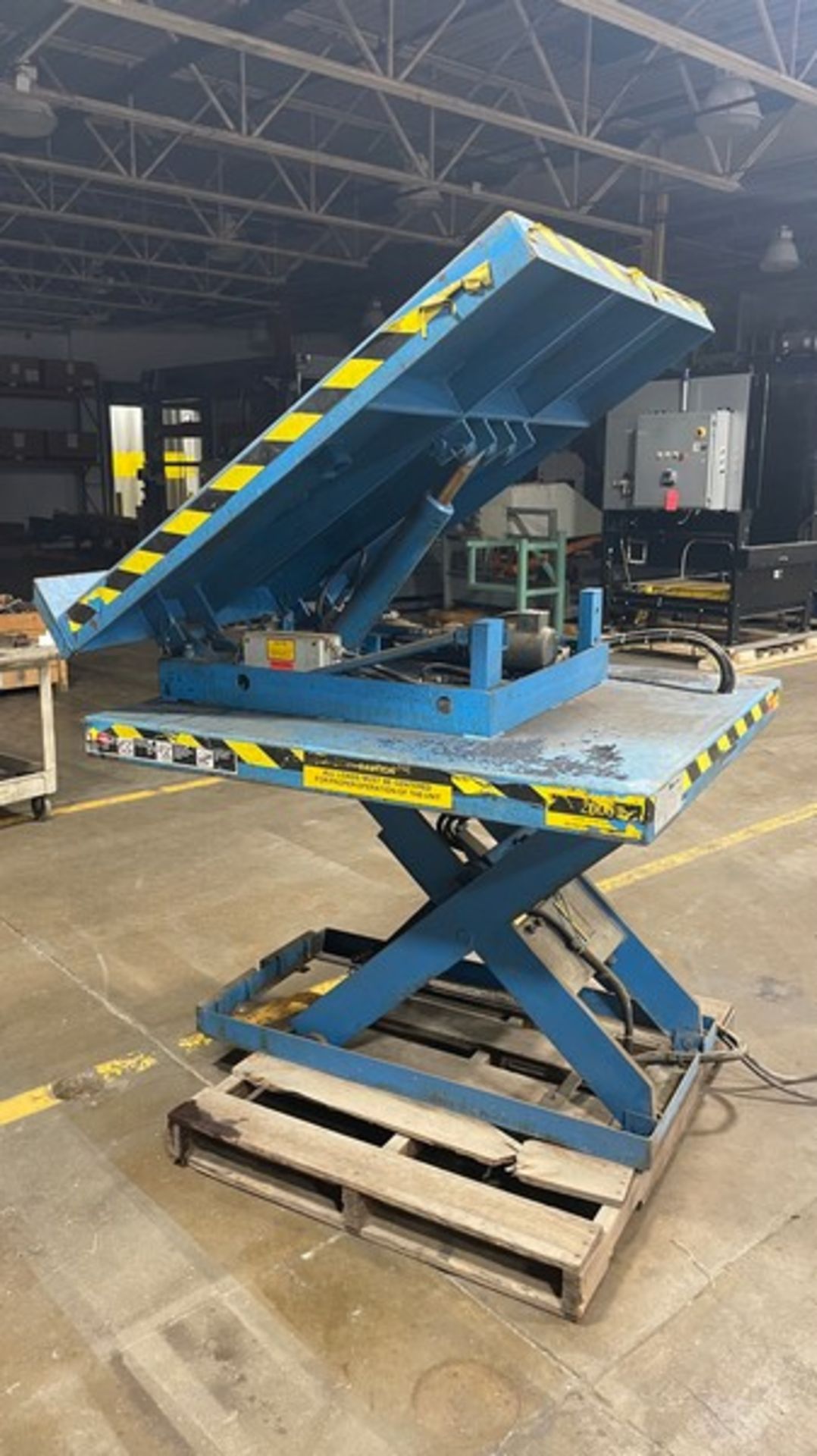 Bishamon 2,000 lb. Capacity Tilting Hydraulic Scissorlift Table Pallet Positioner, Model 2000, S/N - Image 3 of 5