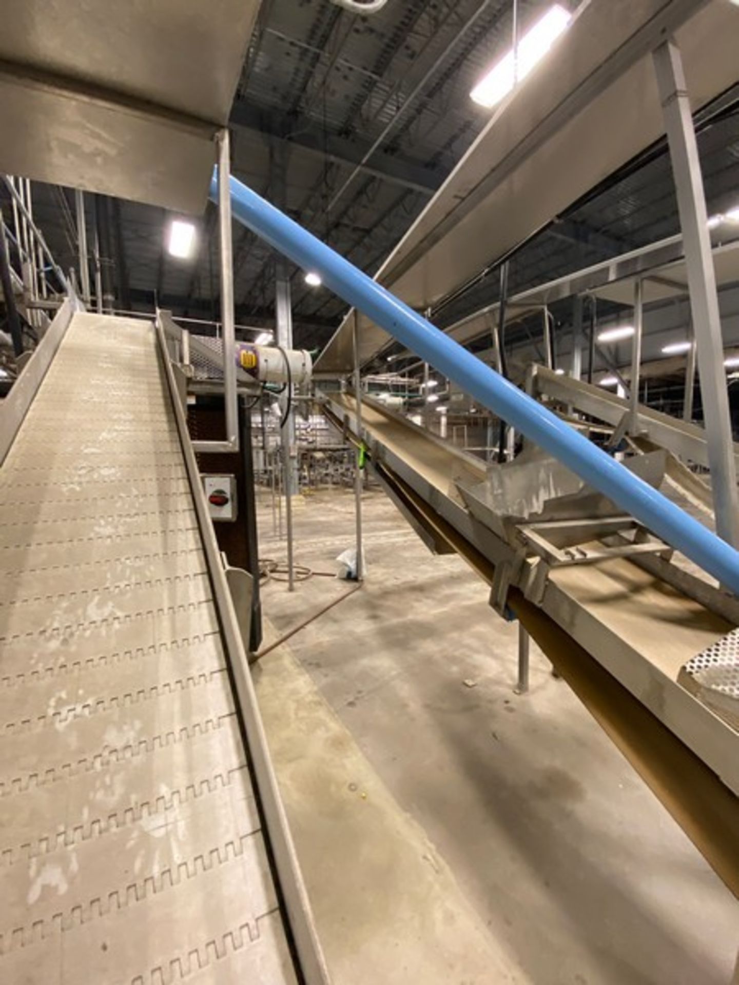 Incline Section of Conveyor, with Aprox. 18" W Belt, Peak to Floor: Aprox. 8 ft. H, with Motor ( - Image 5 of 7
