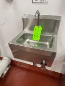 (2) Advance Tabco S/S Single Bowl Sinks, with Knee Control (LOCATED IN RED HOOK BROOKLYN, N.Y.)