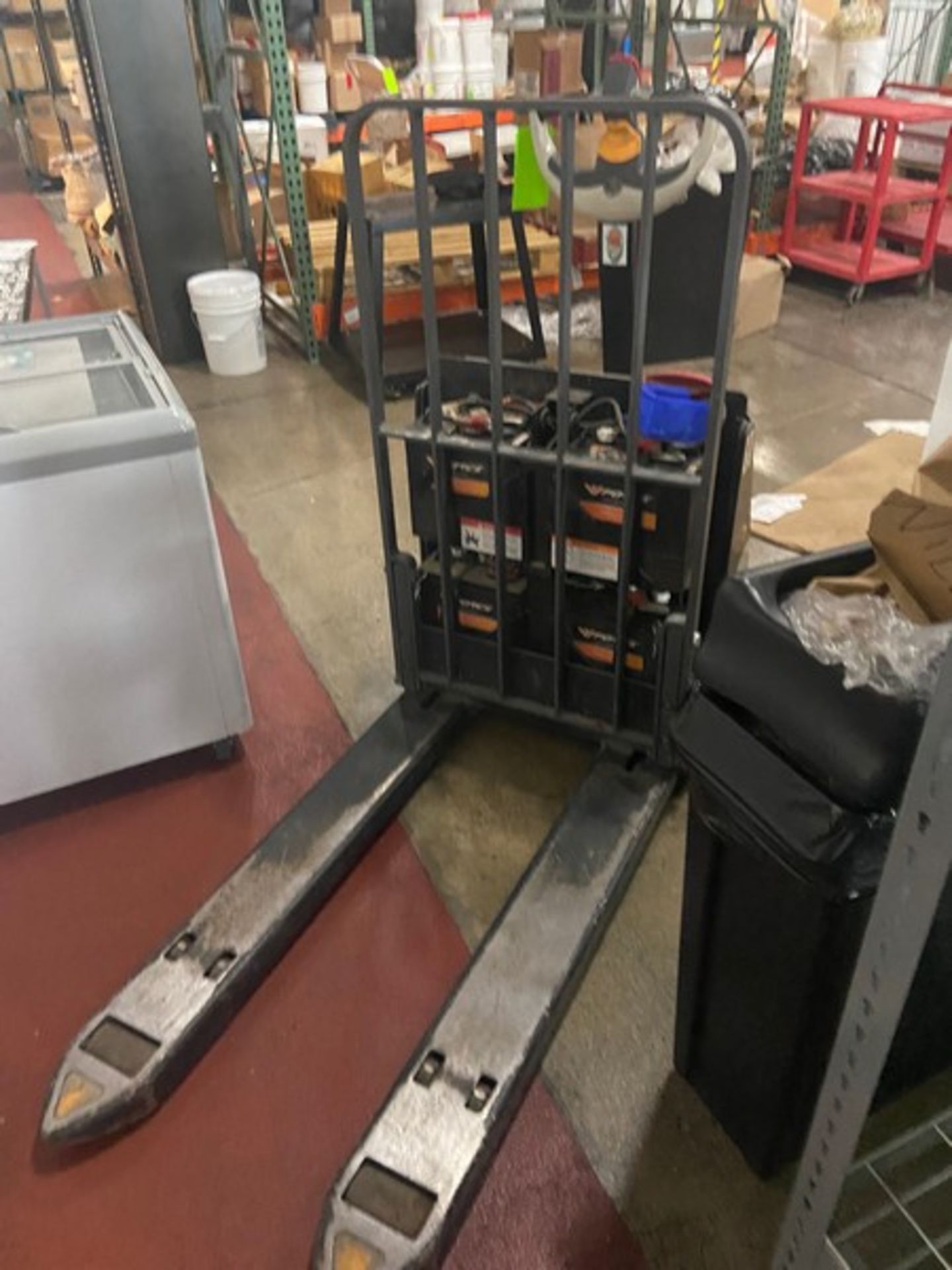 Crown Electric Pallet Jack (NOTE: Mising Front Cover) (LOCATED IN RED HOOK BROOKLYN, N.Y.) - Bild 4 aus 4