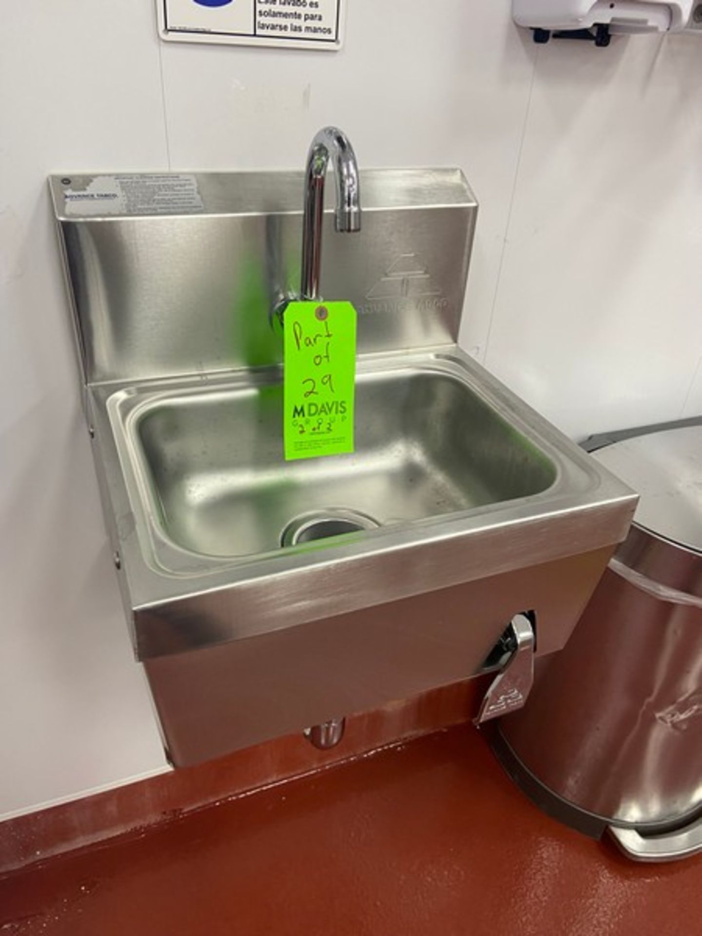 (2) Advance Tabco S/S Single Bowl Sinks, with Knee Control (LOCATED IN RED HOOK BROOKLYN, N.Y.) - Bild 4 aus 6