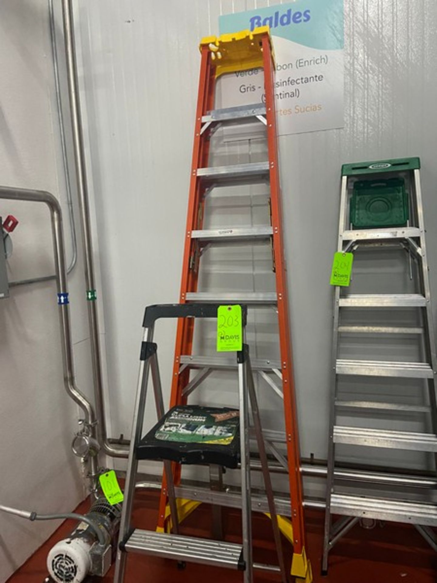 1-A-Frame Ladder & 1-Step Stool (LOCATED IN RED HOOK BROOKLYN, N.Y.) - Bild 2 aus 3