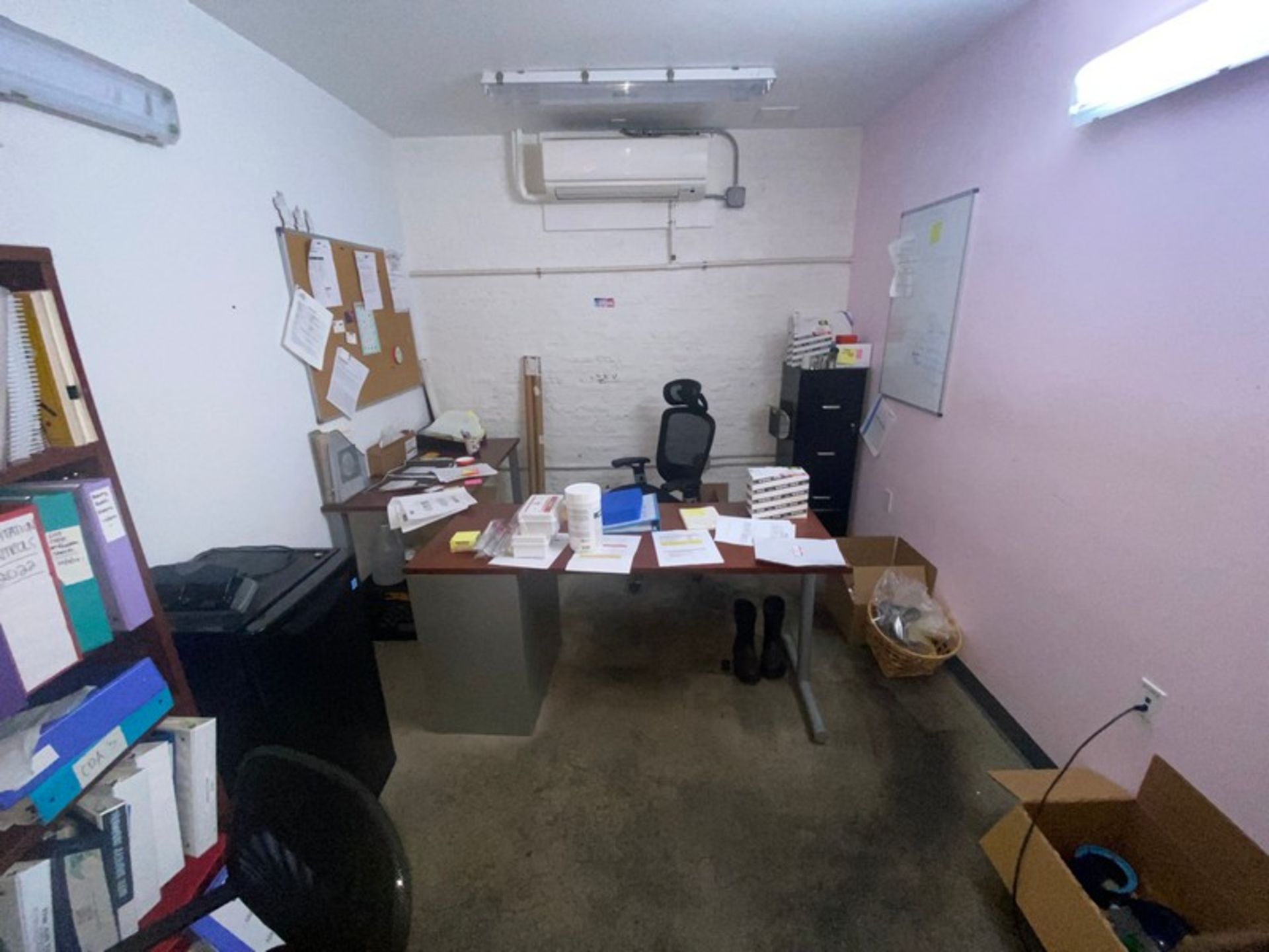 Contents of Office Area, Includes Book Shelf, Table, (2) Office Chairs, & (1) Vertical Filing - Bild 4 aus 4