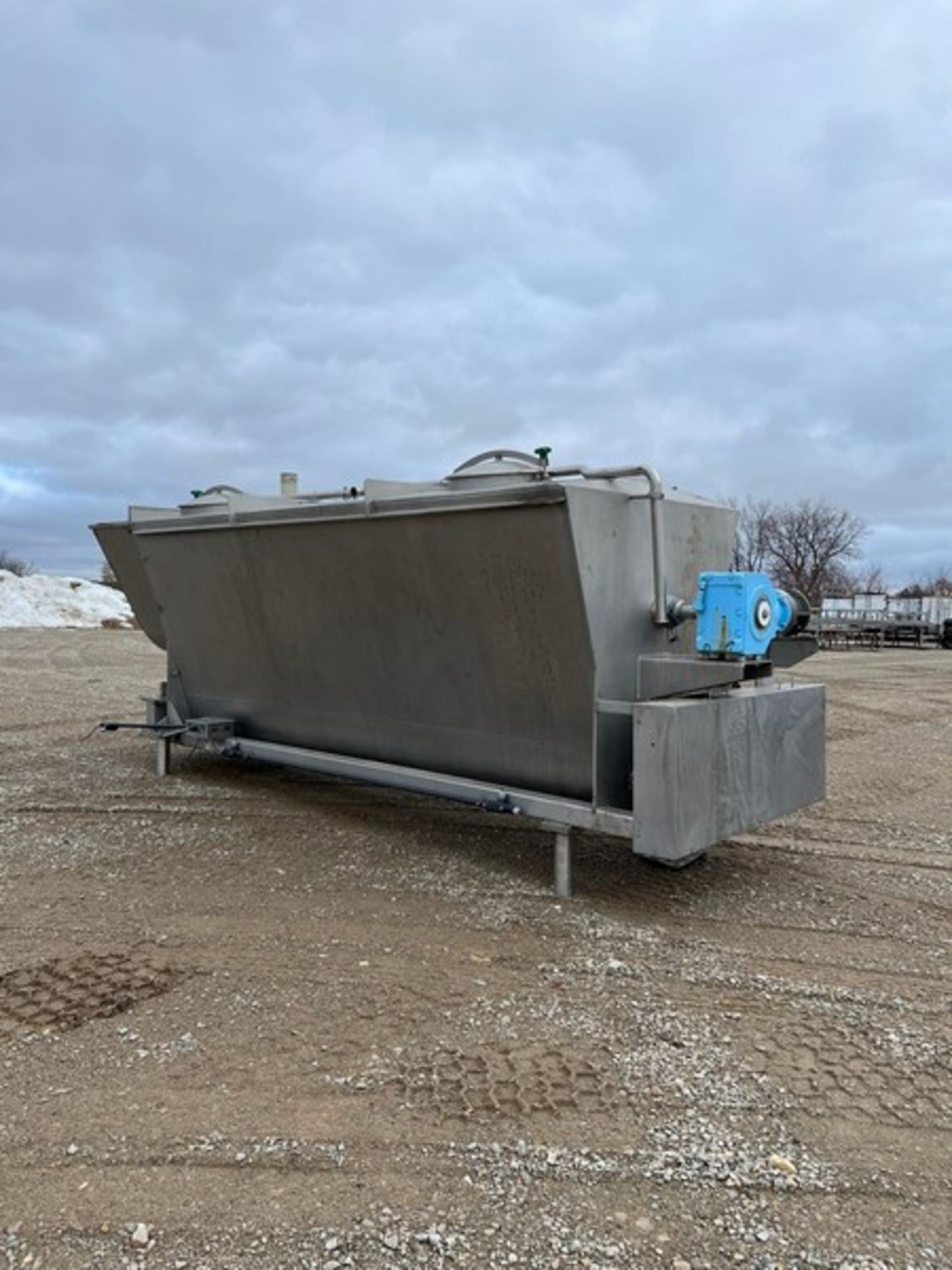 Aprox. 2,500 Gal. S/S Mixing Tank, (2) S/S Augers, Stainless Mixer, (4) Covers with Locks, (1) - Image 6 of 6