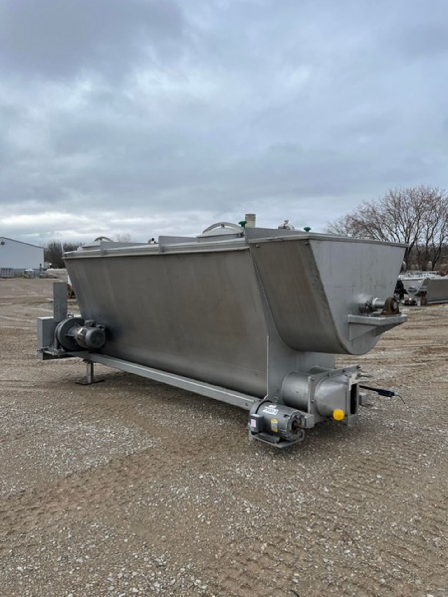 Aprox. 2,500 Gal. S/S Mixing Tank, (2) S/S Augers, Stainless Mixer, (4) Covers with Locks, (1) - Image 5 of 6