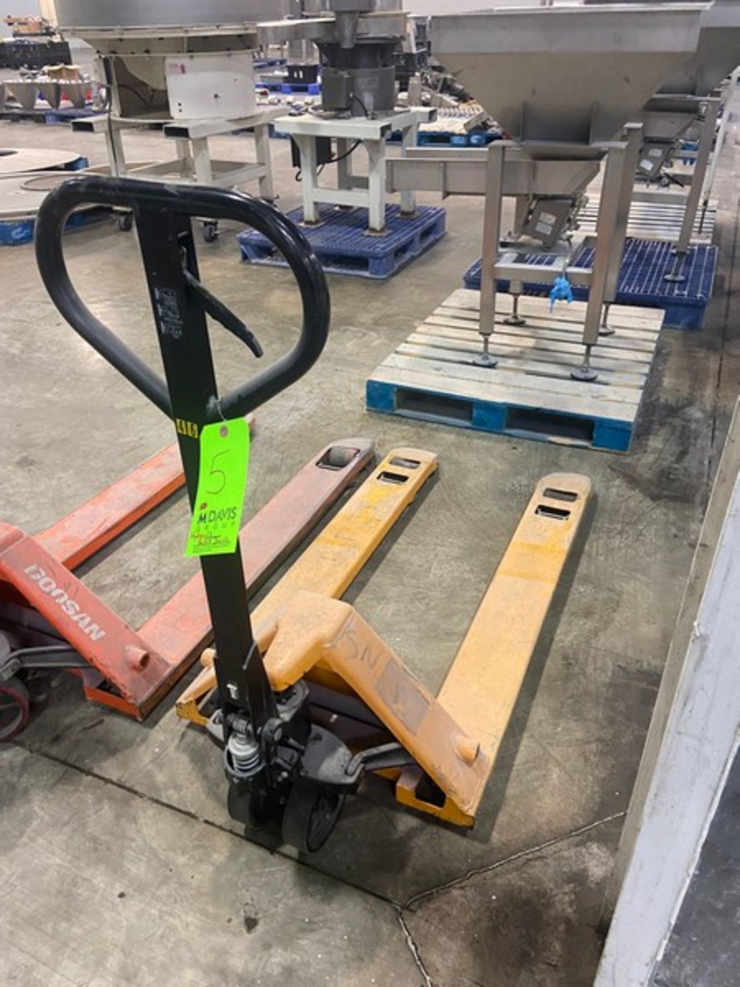 Hydraulic Pallet Jack (RIGGING, LOADING, SITE MANAGEMENT FEE: $25.00 USD)(LOCATED IN ATLANTA, GA) - Image 2 of 3