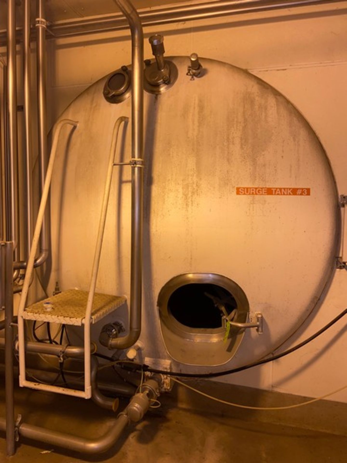 Aprox. 6,000 Gal. S/S Horizontal Tank, with Dual CIP Spray Balls, with Vertical S/S Agitation,