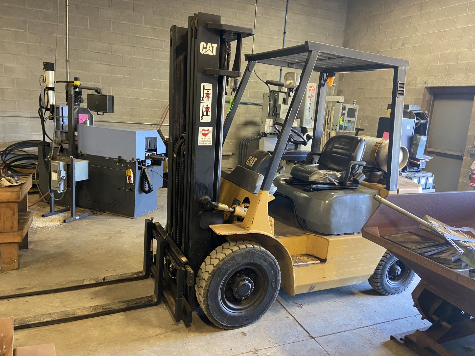 CAT 6,000 lb. Propane Sit-Down Forklift, M/N CP25, S/N 5AM03891, 3-Stage Mast, with Forks, with 6, - Bild 5 aus 12