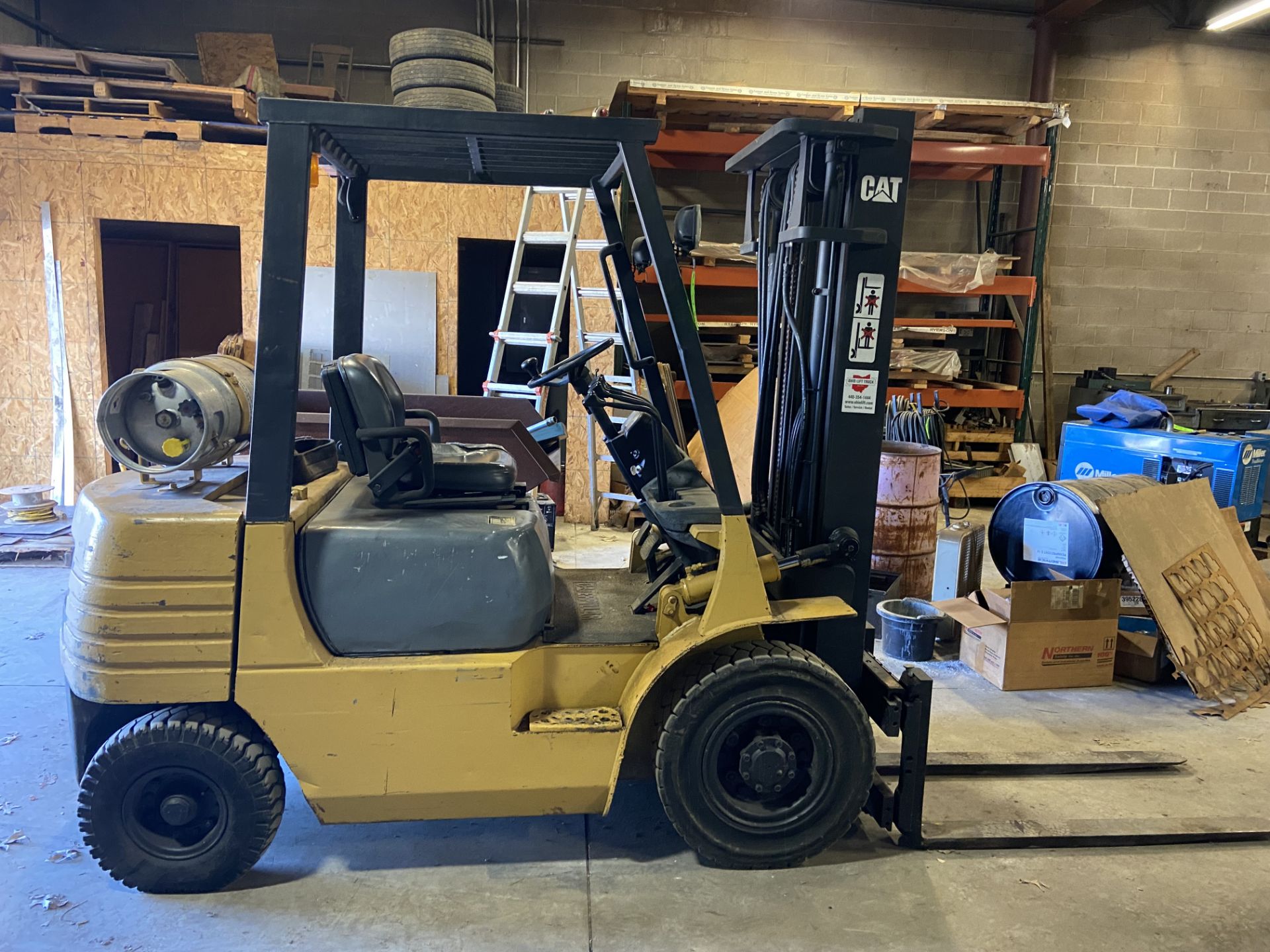 CAT 6,000 lb. Propane Sit-Down Forklift, M/N CP25, S/N 5AM03891, 3-Stage Mast, with Forks, with 6, - Bild 4 aus 12