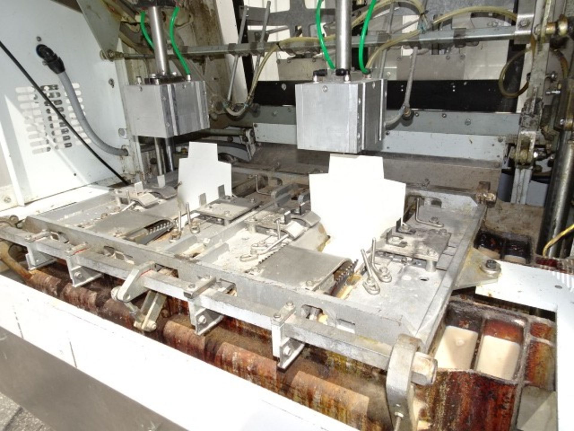 KLIKLOK Dual-Madrel Tray Former with Glue Seal; Servo controller; Model ASU4WD (Located in South - Image 4 of 4