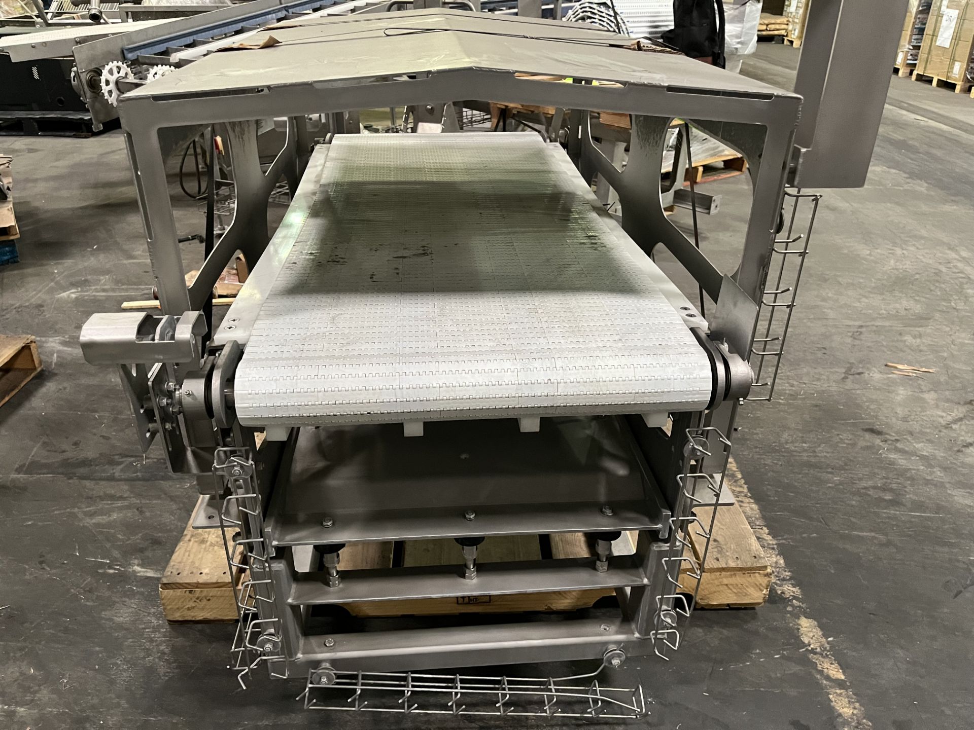 STRAIGHT SECTION OF PRODUCT CONVEYOR WITH 24 IN W PLASTIC BELT INCLUDES S/S HOOD AND FRAME - Bild 4 aus 8