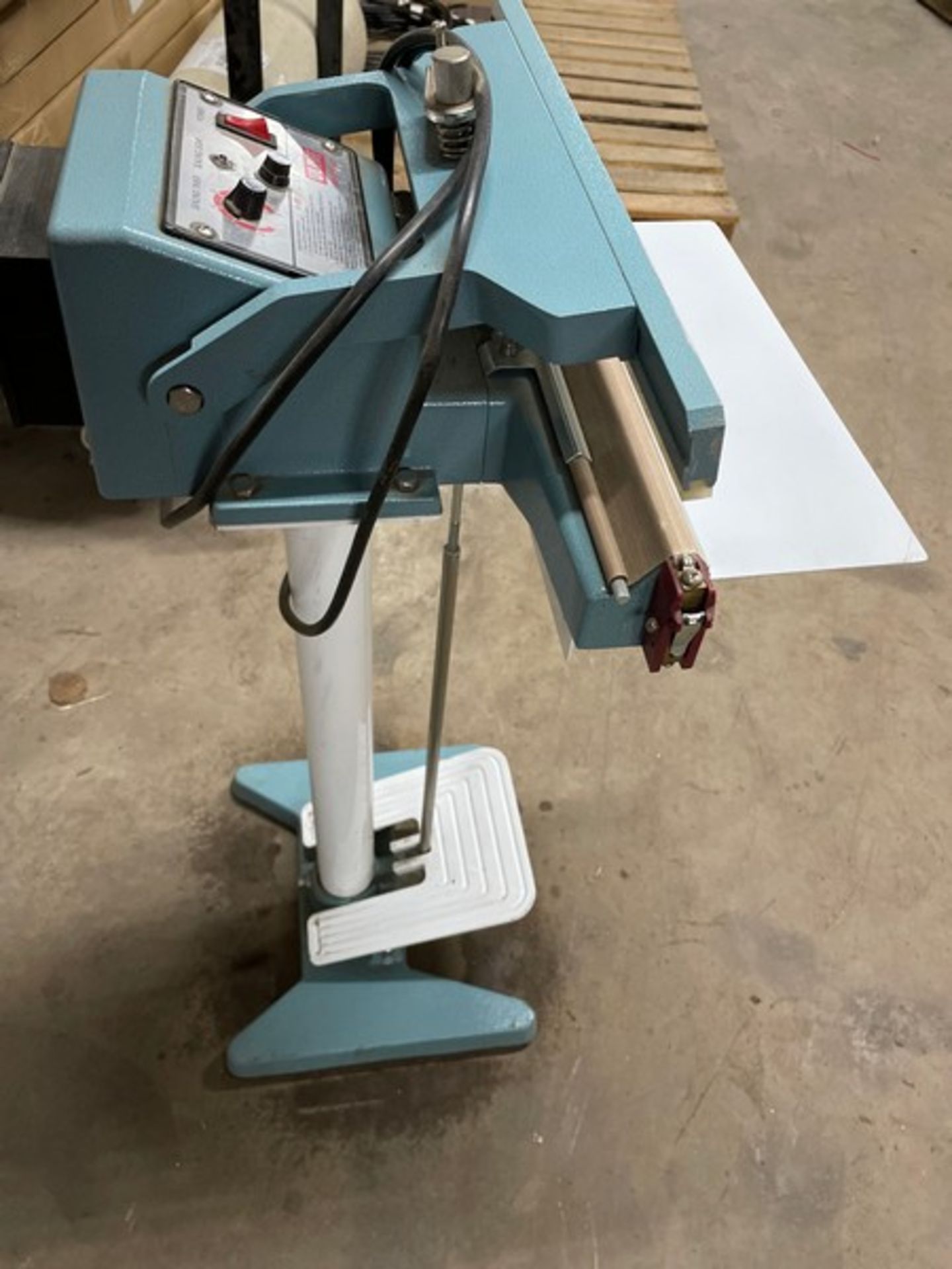 Uline Heat Impulse Sealer, Foot Pedal Operated (RIGGING, LOADING, & SITE MANAGEMENT FEE: $50.00 USD - Image 2 of 4