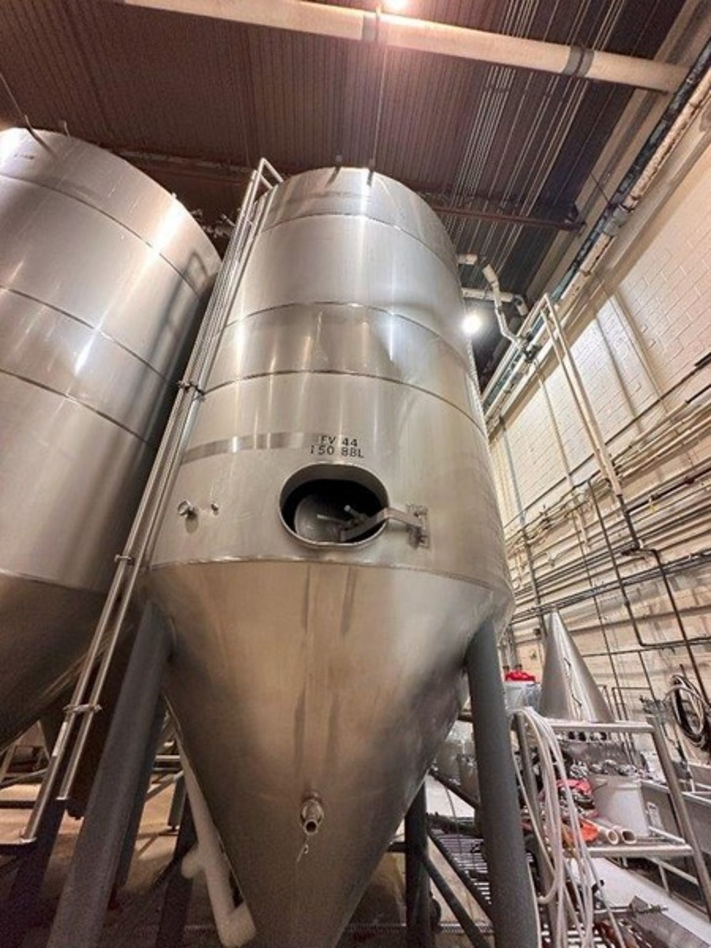 150 BBL (4650 Gallon) Vertical Cone Bottom 304 Stainless Steel Jacketed Vessel. Manufactured by Sant - Image 4 of 11