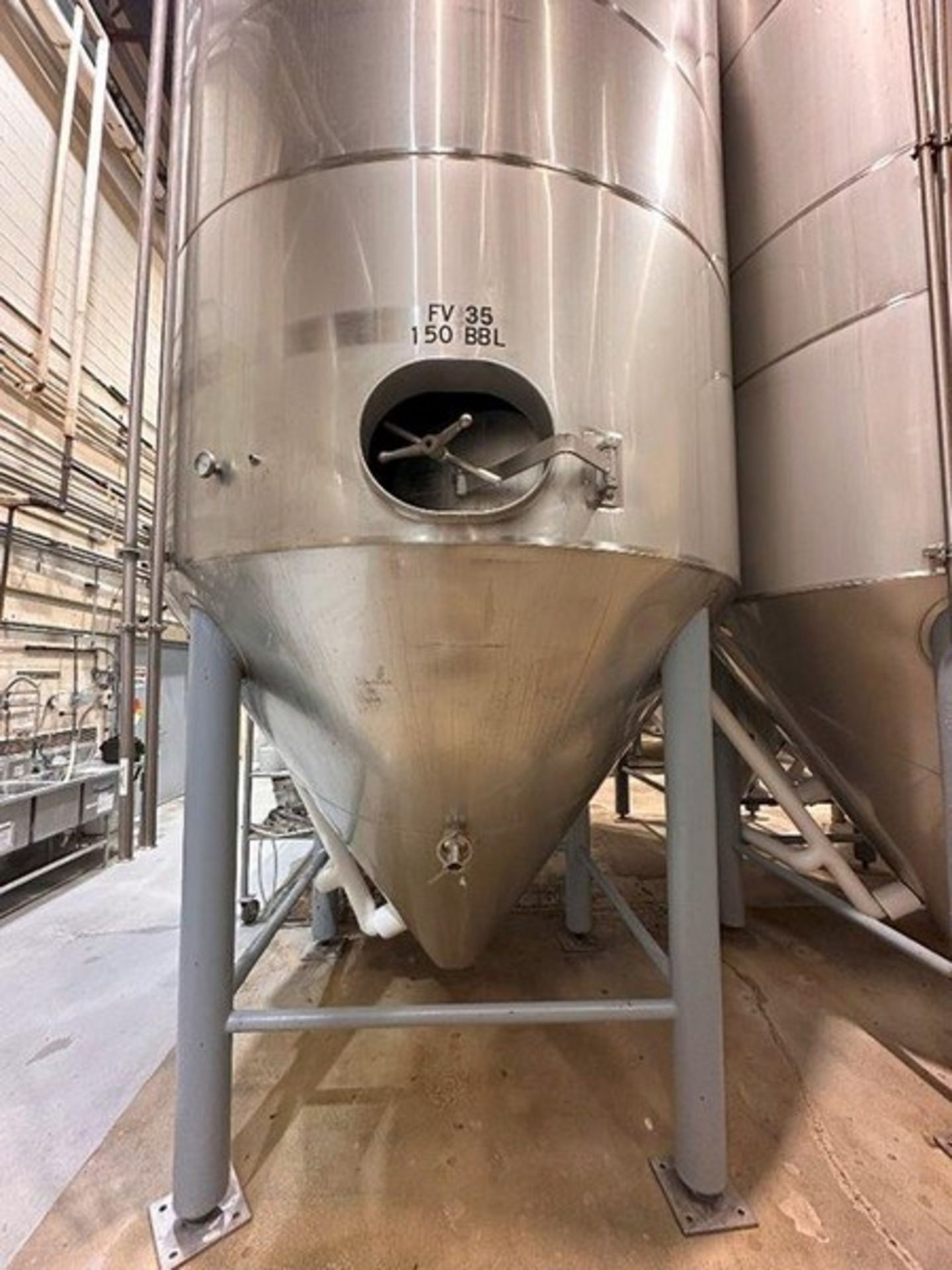 150 BBL (4650 Gallon) Vertical Cone Bottom 304 Stainless Steel Jacketed Vessel. Manufactured by Sant - Bild 3 aus 9
