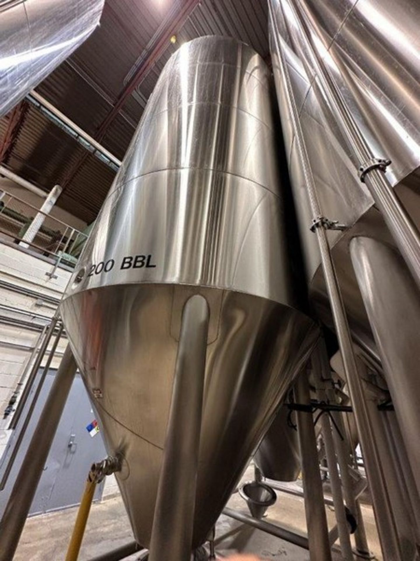 200 BBL (7991 gallons) Vertical Cone Bottom 304 Stainless Steel Jacketed Vessel. Manufactured by JV - Bild 2 aus 7