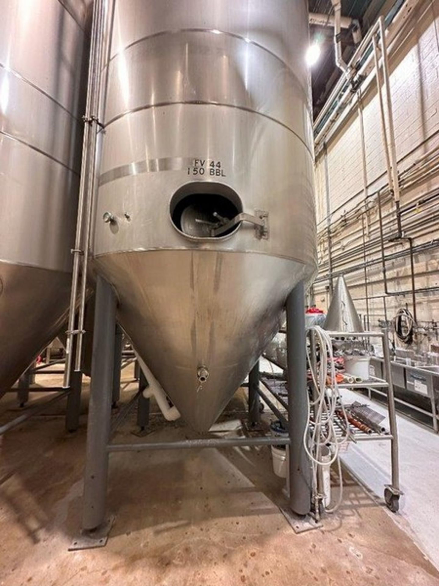 150 BBL (4650 Gallon) Vertical Cone Bottom 304 Stainless Steel Jacketed Vessel. Manufactured by Sant - Image 3 of 11