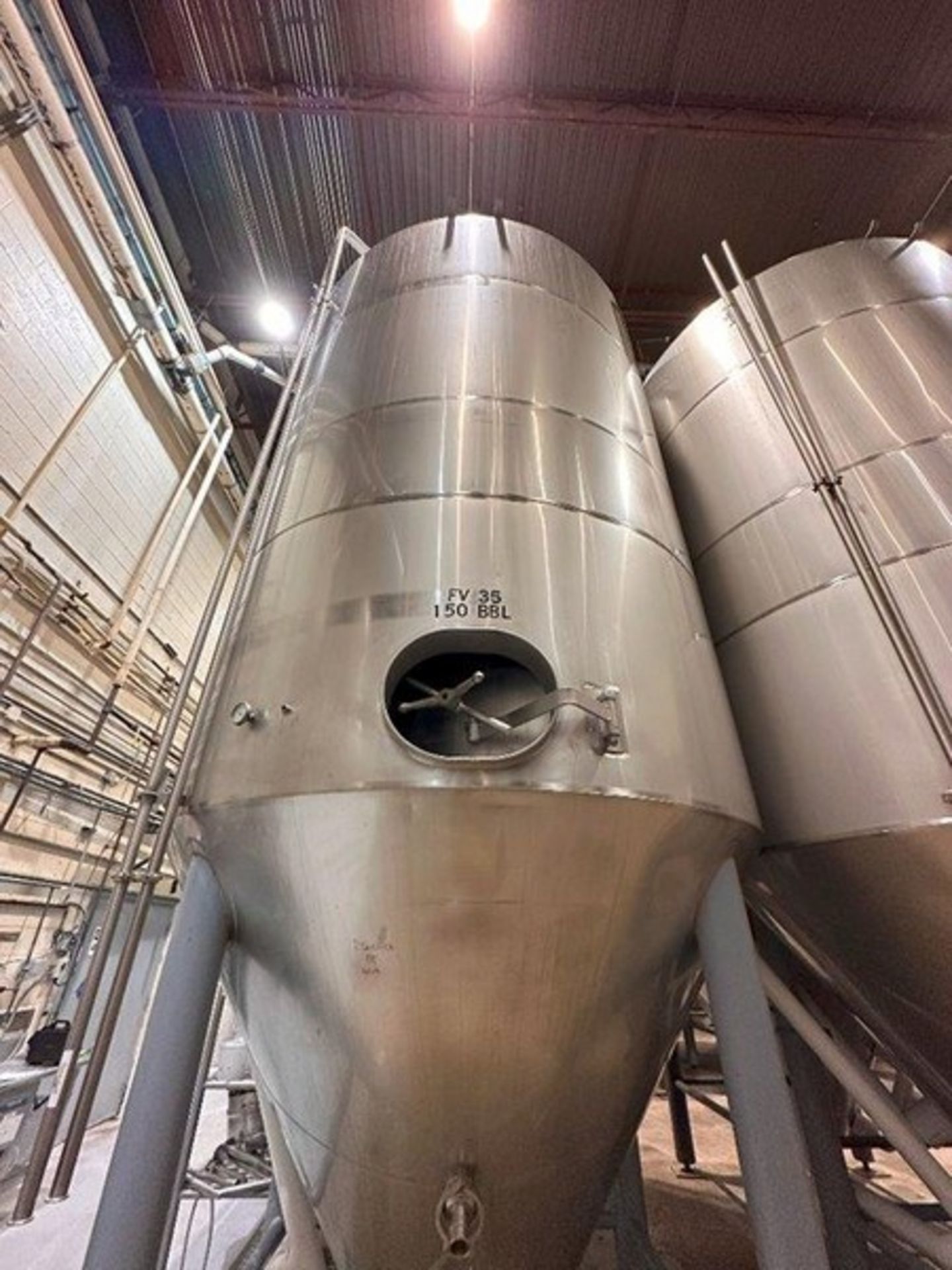150 BBL (4650 Gallon) Vertical Cone Bottom 304 Stainless Steel Jacketed Vessel. Manufactured by Sant - Bild 2 aus 9