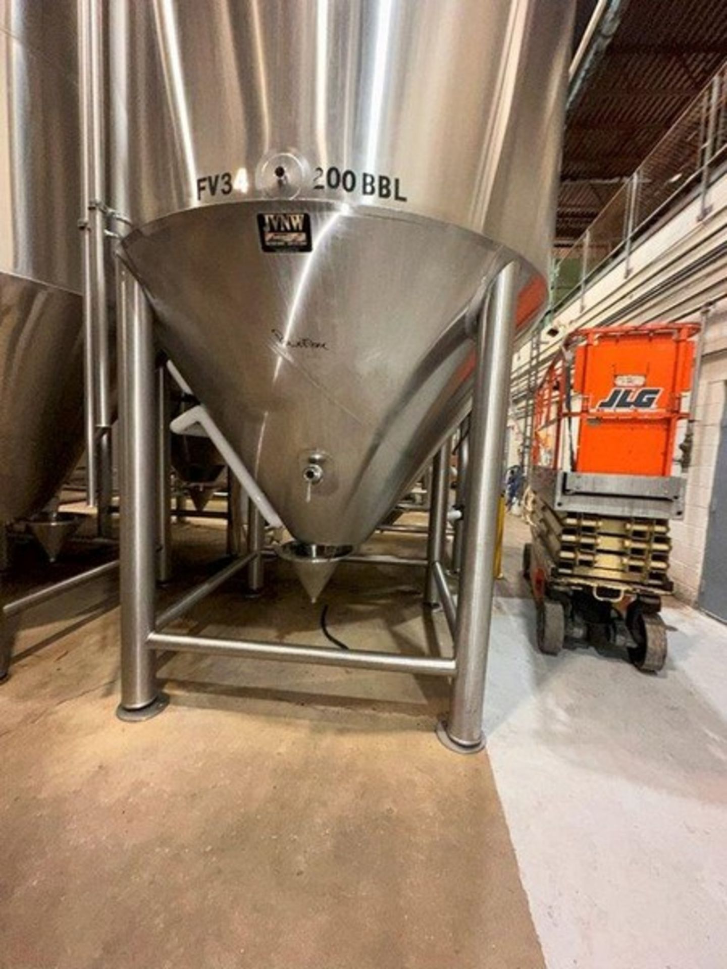 200 BBL (7991 gallon) Vertical Cone Bottom 304 Stainless Steel Jacketed Vessel. Manufactured by JV N - Image 4 of 8