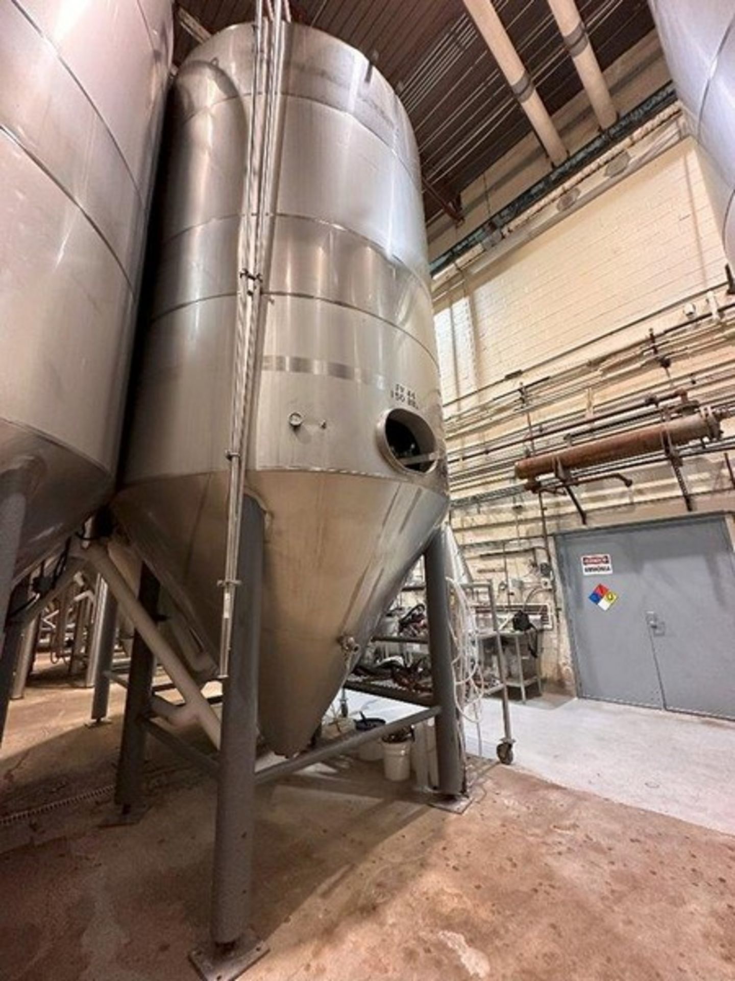 150 BBL (4650 Gallon) Vertical Cone Bottom 304 Stainless Steel Jacketed Vessel. Manufactured by Sant - Image 5 of 11